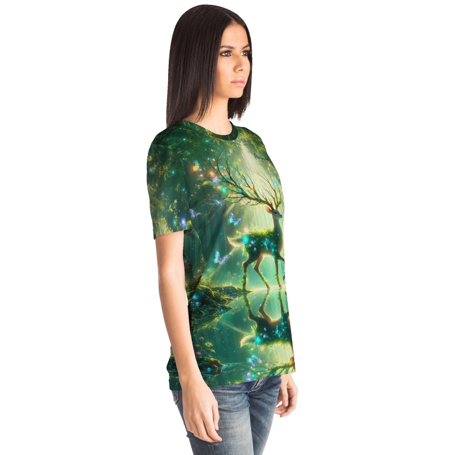 Frau trägt Dreamer T-Shirt mit mystischem Wald-Motiv, das sich auch als Diamond Painting oder Malen nach Zahlen eignet.