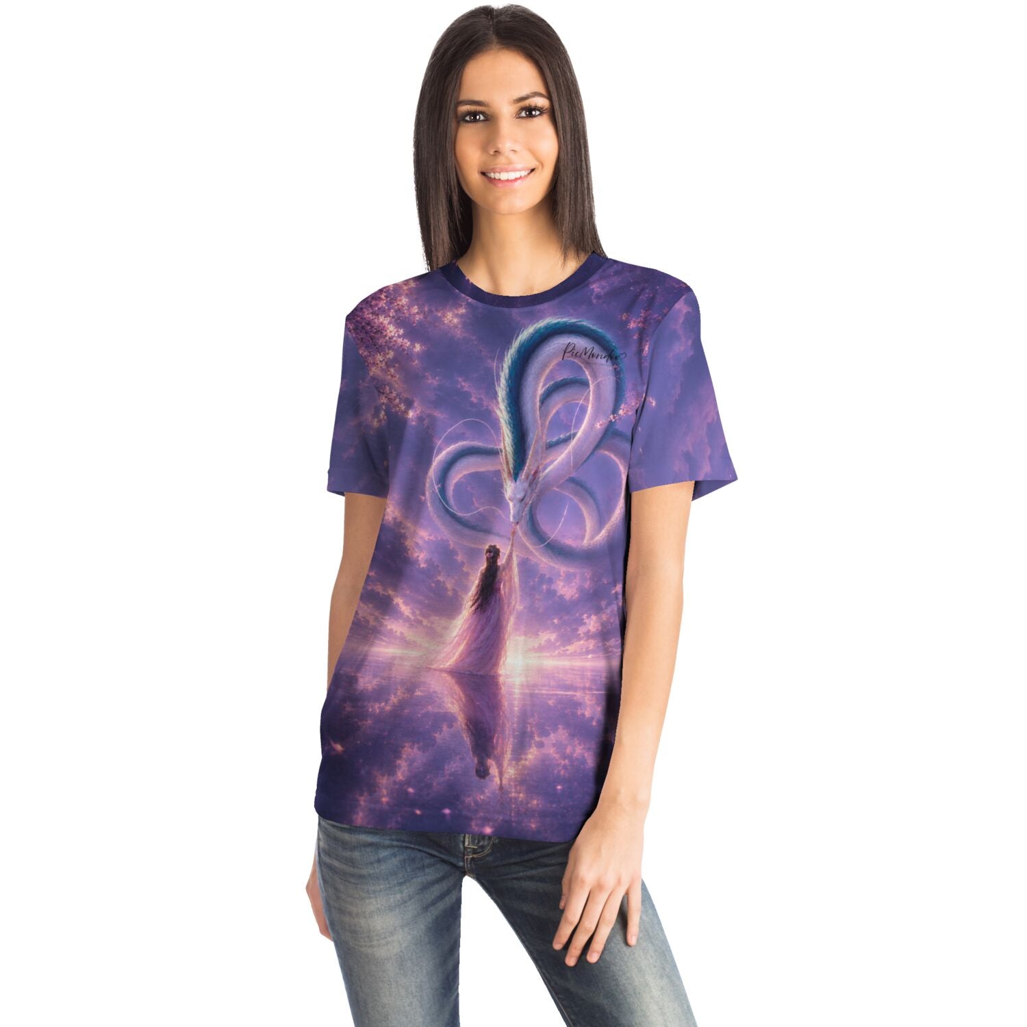 Frau trägt Dreamer T-Shirt mit mystischem Drachen-Motiv, inspiriert von Diamond Painting und Malen nach Zahlen Designs.