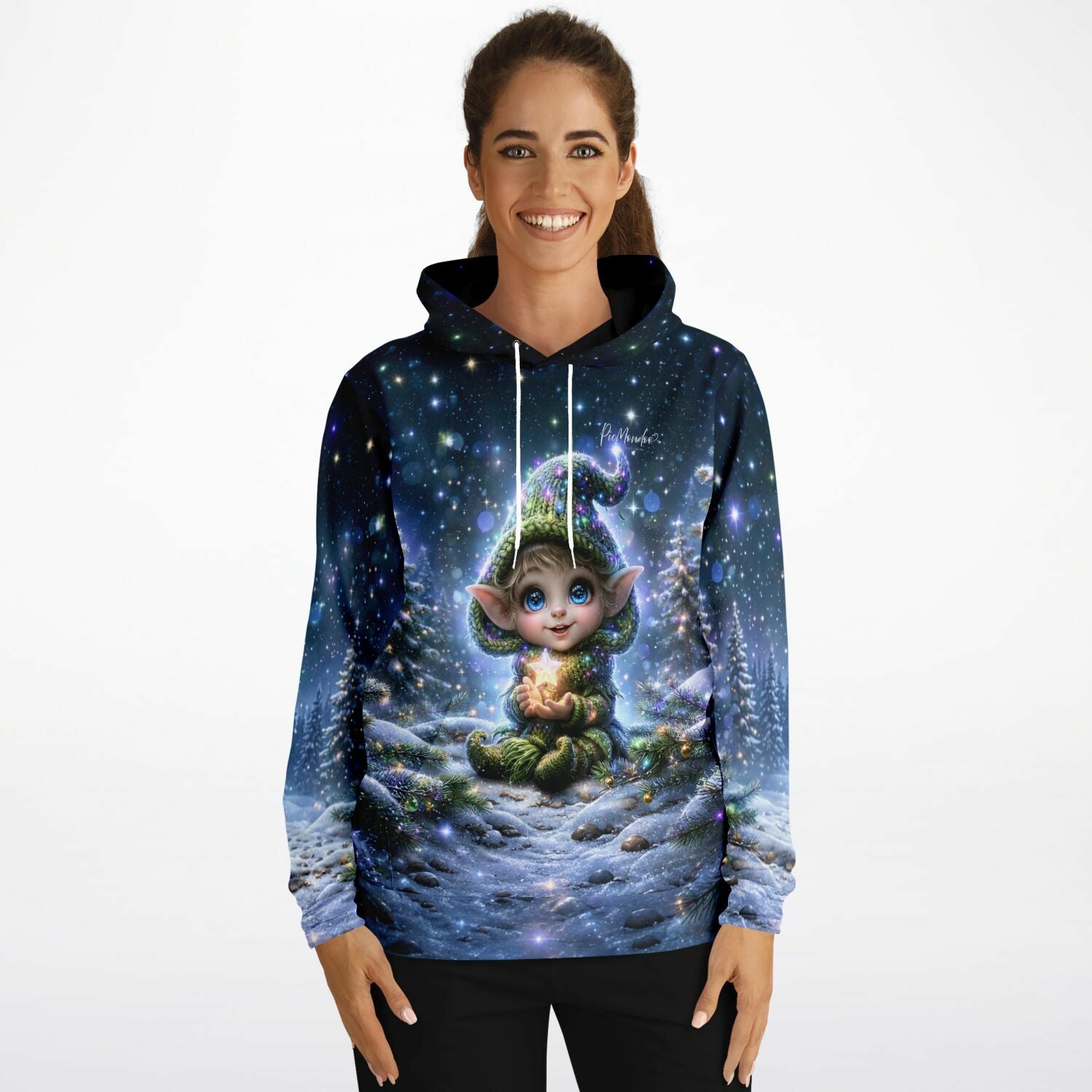 Dreamer Hoodie mit magischem Elfen-Motiv und leuchtendem Stern vor winterlicher Nachtlandschaft