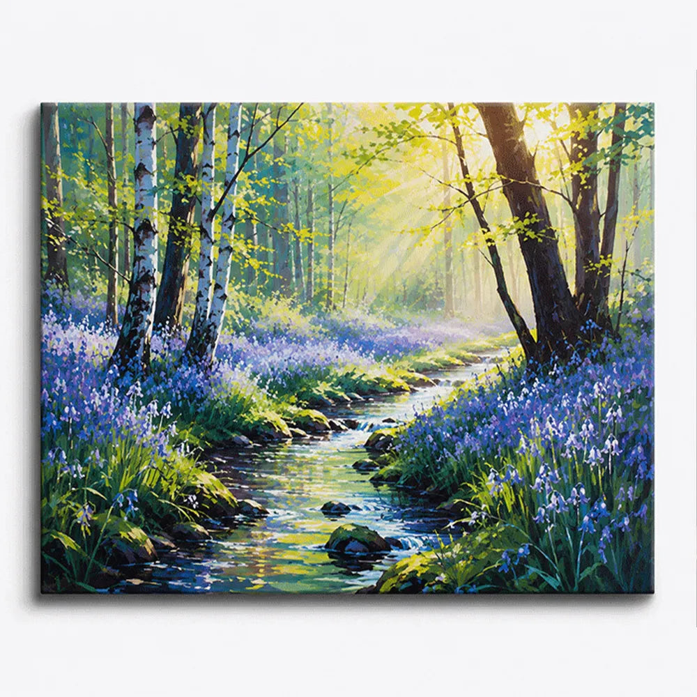 Malen nach Zahlen für Erwachsene Motiv Juniblau: Ein sonnendurchfluteter Wald mit Bachlauf und violetten Blumen.