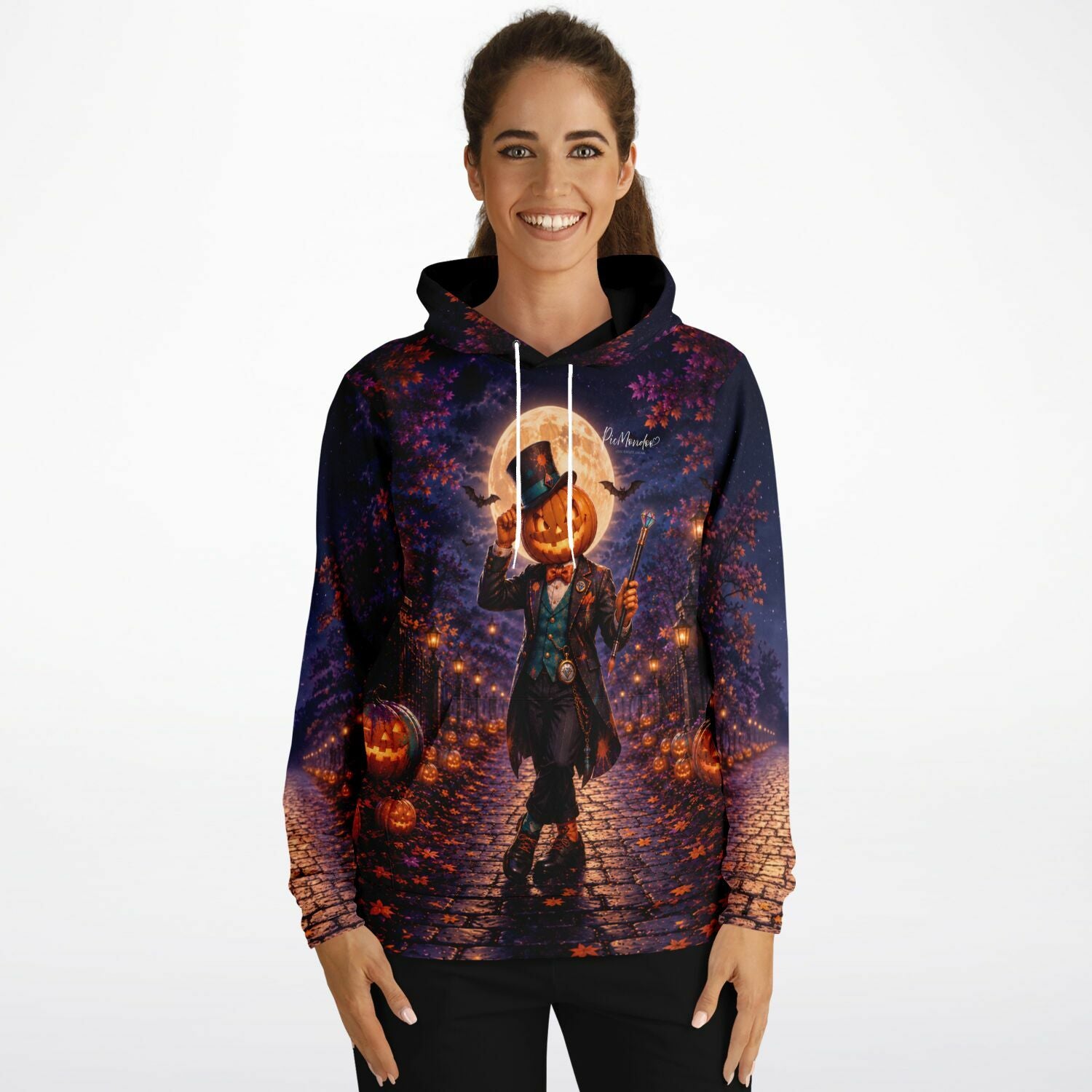 Frau trägt Dreamer Hoodie mit Herbstnacht-Motiv, Kürbiskopf-Figur und Vollmond im Diamond Painting Design