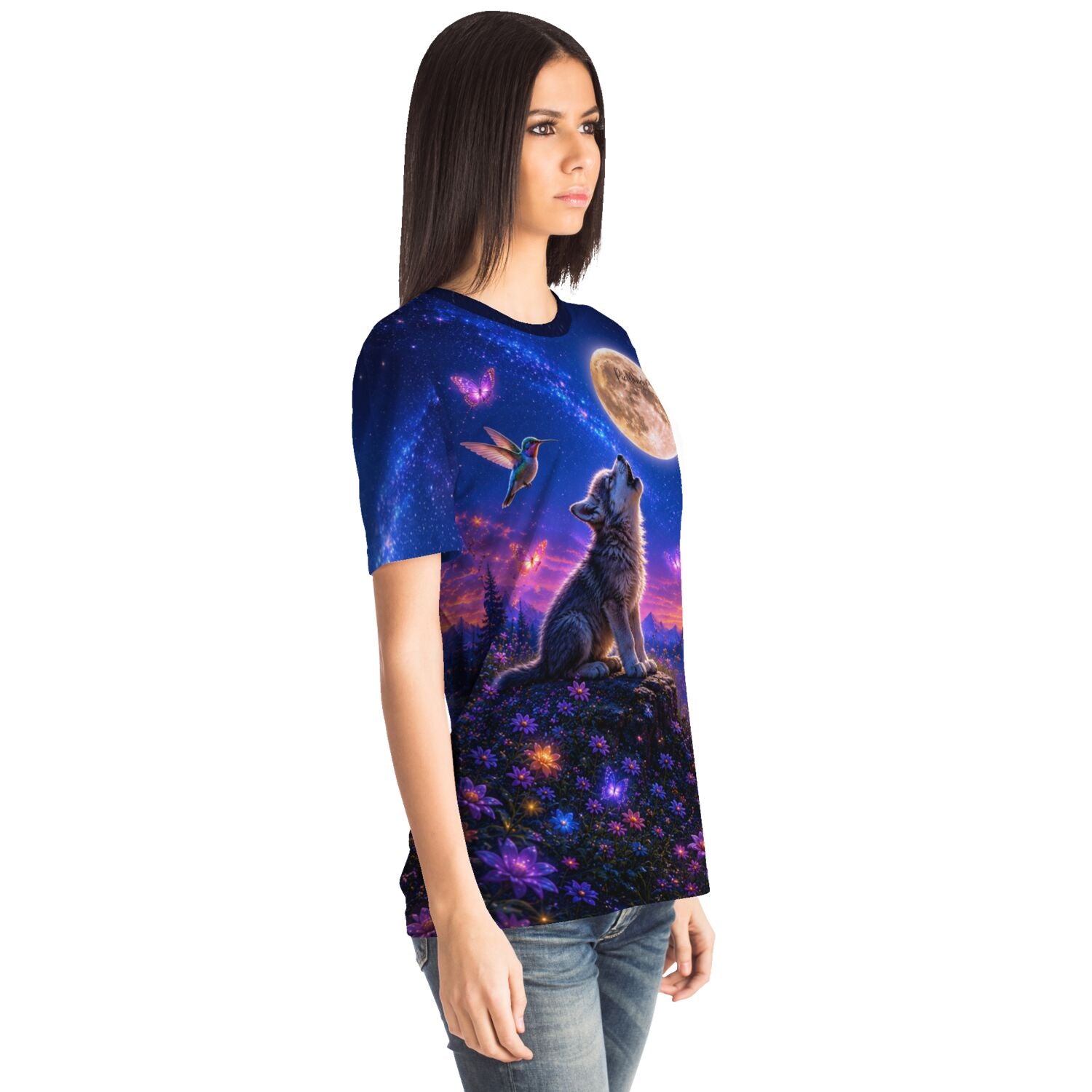 Frau trägt Dreamer T-Shirt mit Wolf, Vollmond und Kolibri – beliebtes Motiv für Diamond Painting und Malen nach Zahlen