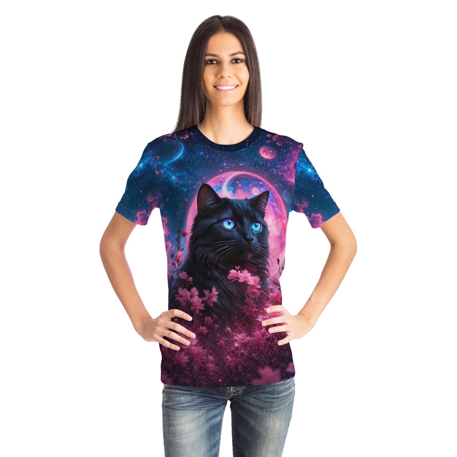 Frau trägt Dreamer T-Shirt mit schwarzer Katze, galaktischem Hintergrund und Blumen – ideal für Diamond Painting Fans.