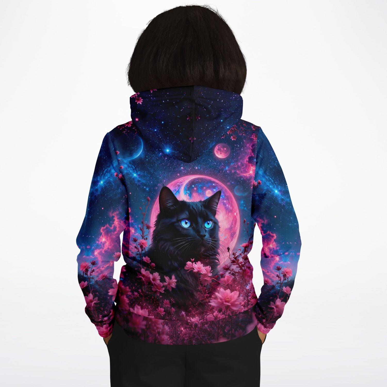 Dreamer Hoodie mit Nacht-Motiv: schwarze Katze mit blauen Augen vor pinkem Mond, Galaxie-Hintergrund und Blumen.