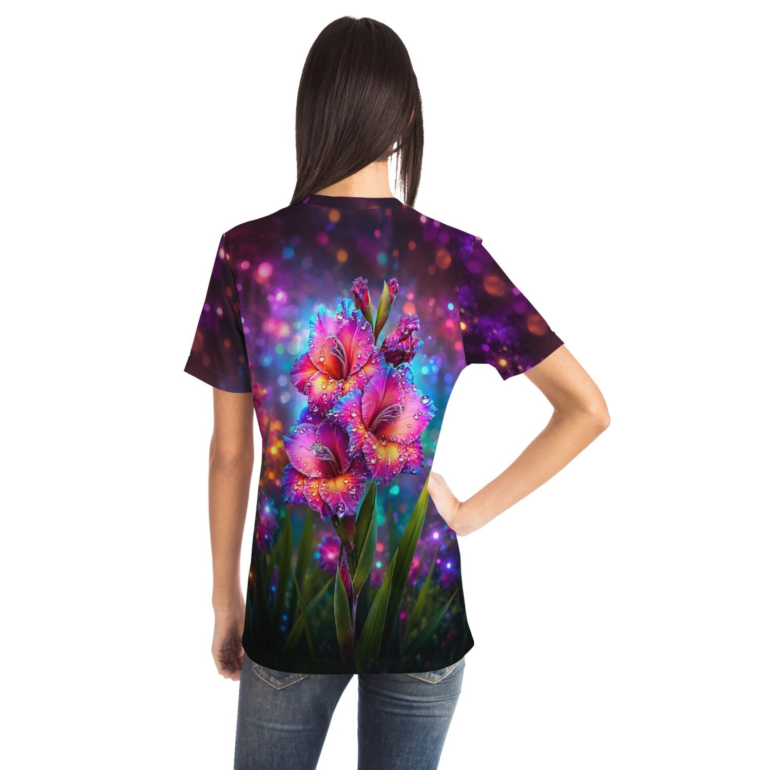 Frau trägt Dreamer T-Shirt mit buntem Blumendruck, der an Diamond Painting oder Malen nach Zahlen Motive erinnert.
