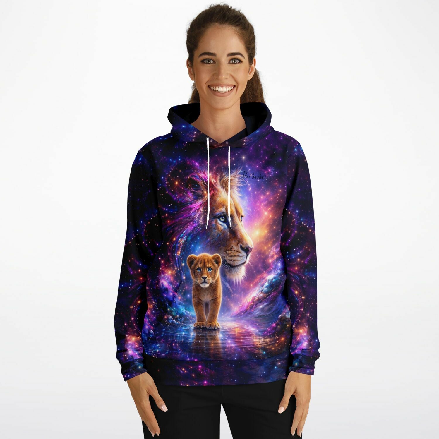 Dreamer Hoodie mit Löwen-Motiv im Galaxie-Design. Hochwertige Mode für Fans von Diamond Painting und Malen nach Zahlen.