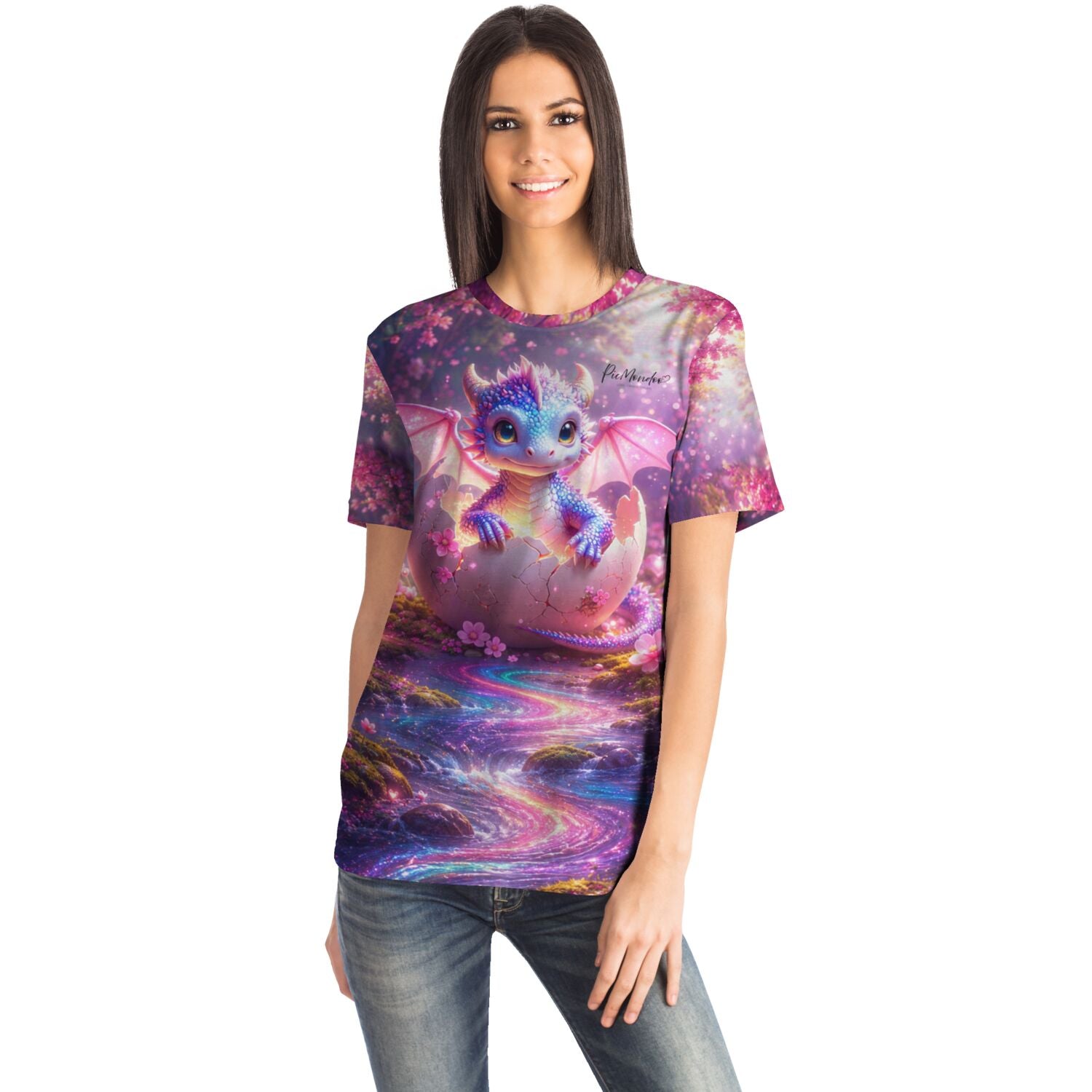 Frau trägt ein T-Shirt mit Diamond Painting Motiv: Ein süßer kleiner Drache in einer Eierschale im bunten Zauberwald.