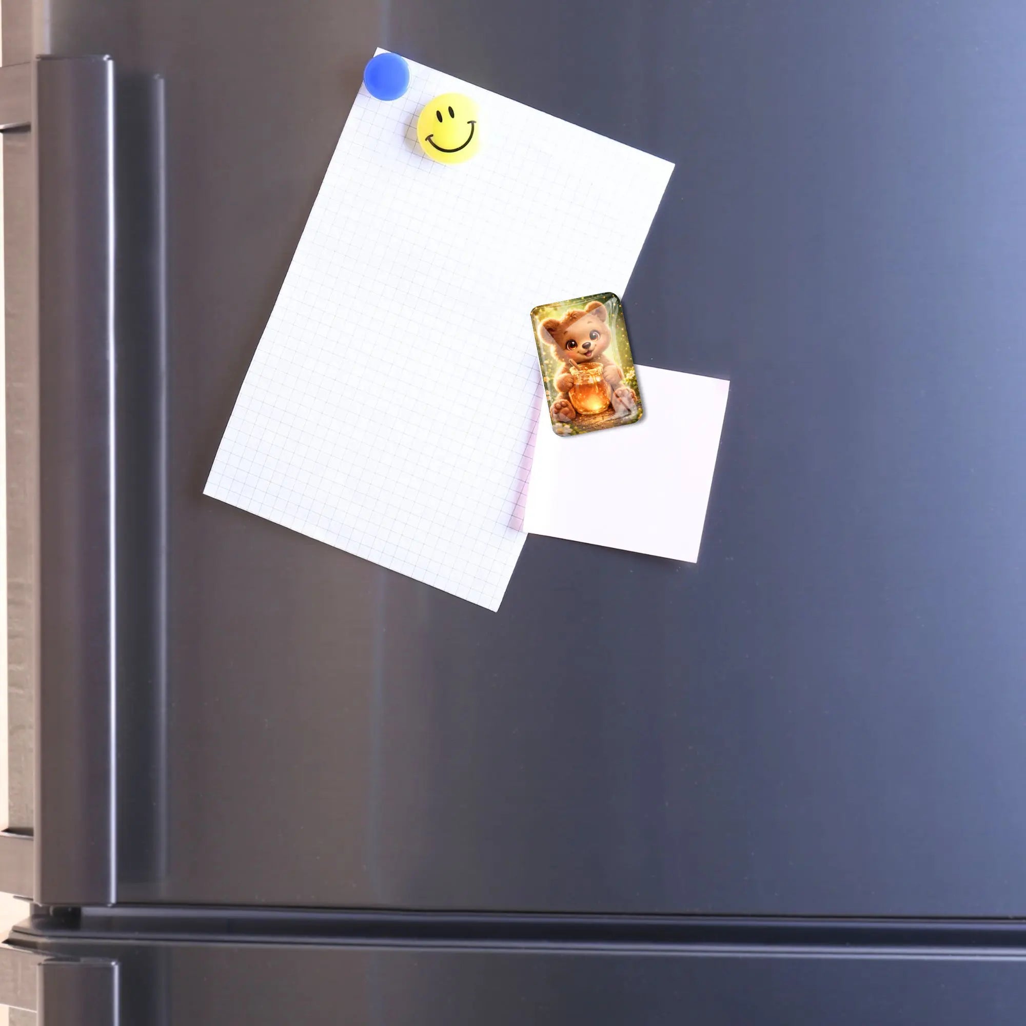 Diamond Painting Cover Minder mit süßem Bären-Motiv als magnetischer Helfer für Bastelsets an einem Kühlschrank.
