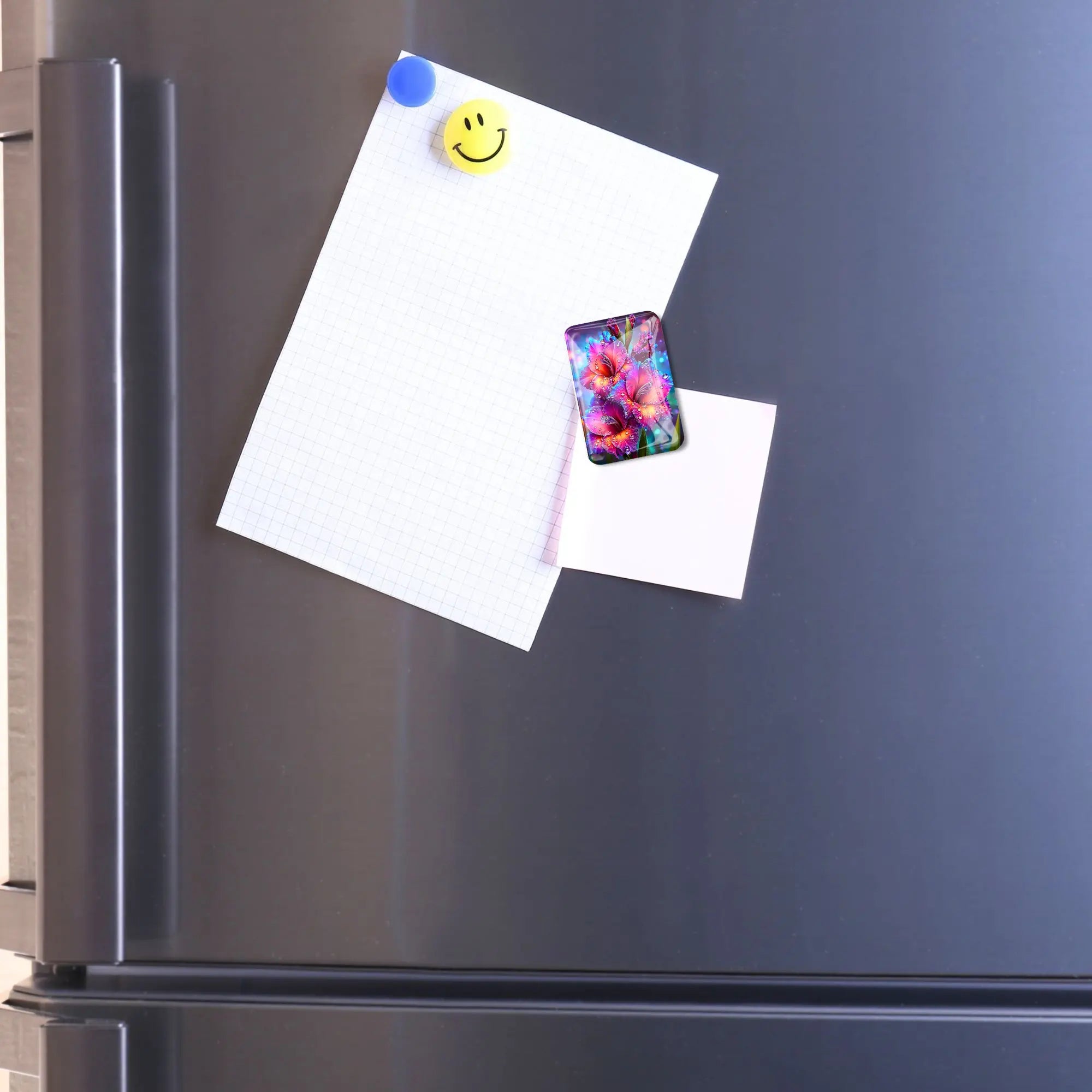 Blumiger Diamond Painting Cover Minder Morgentau als magnetische Halterung für Notizzettel an einem schwarzen Kühlschrank.
