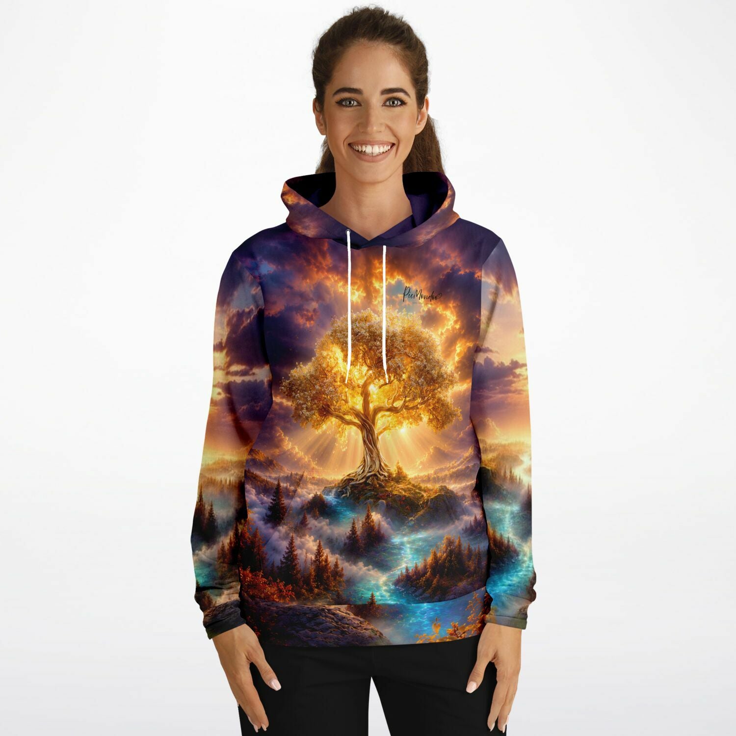 Frau trägt Dreamer Hoodie mit goldenem Weltenbaum Motiv, passend zu künstlerischen Diamond Painting Sets von Picmondoo.