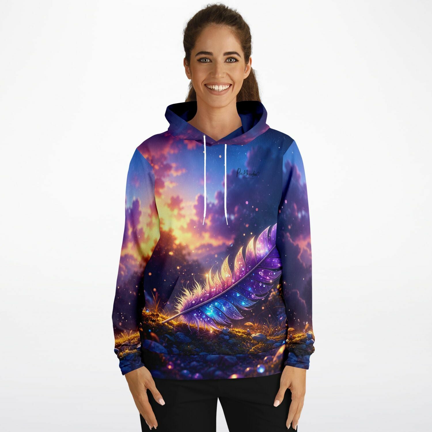 Frau trägt Dreamer Hoodie mit Feder im Sternenlicht Motiv. Hochwertiges Design für Fans von Diamond Painting und DIY-Art.