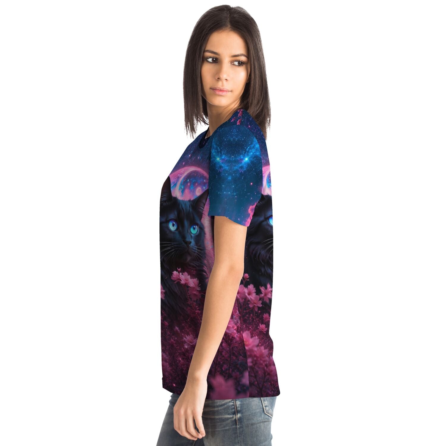 Frau trägt Dreamer T-Shirt mit schwarzer Katze, Sternenhimmel-Design und rosa Blumen im Malen nach Zahlen Stil