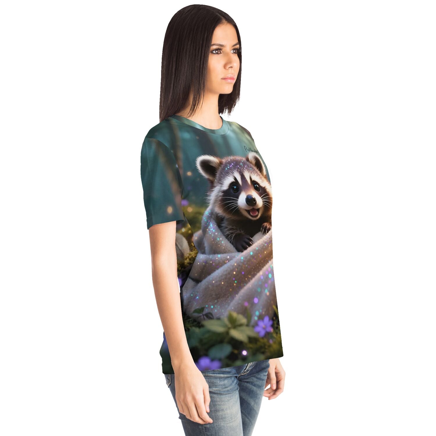 Frau trägt Dreamer T-Shirt mit Waschbär-Motiv im Diamond Painting Stil und Glitzereffekt