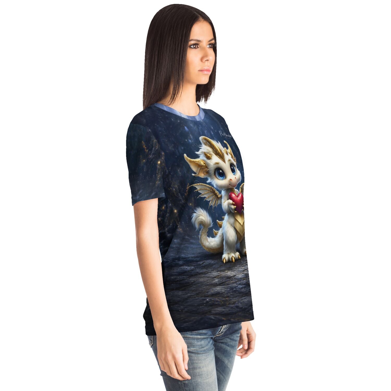 Frau trägt Dreamer T-Shirt mit Herzlicht Drachenmotiv, passend für Fans von Malen nach Zahlen und Diamond Painting