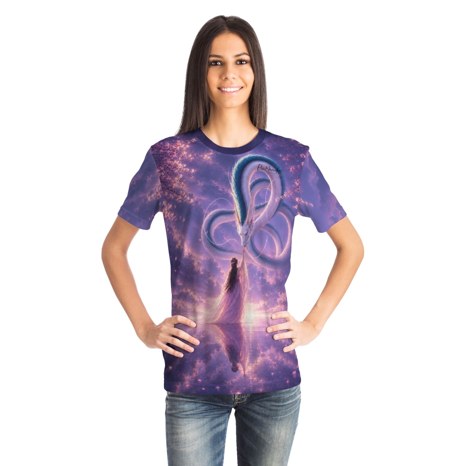Frau trägt ein T-Shirt mit mystischem Drachen-Motiv, inspiriert von Diamond Painting und Malen nach Zahlen Designs.