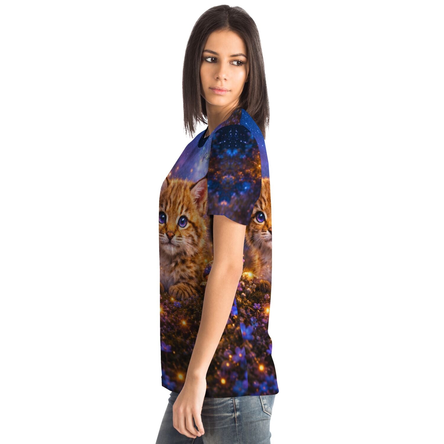Frau trägt Dreamer T-Shirt mit Katzen-Motiv, das stilistisch an Diamond Painting und Malen nach Zahlen Designs erinnert