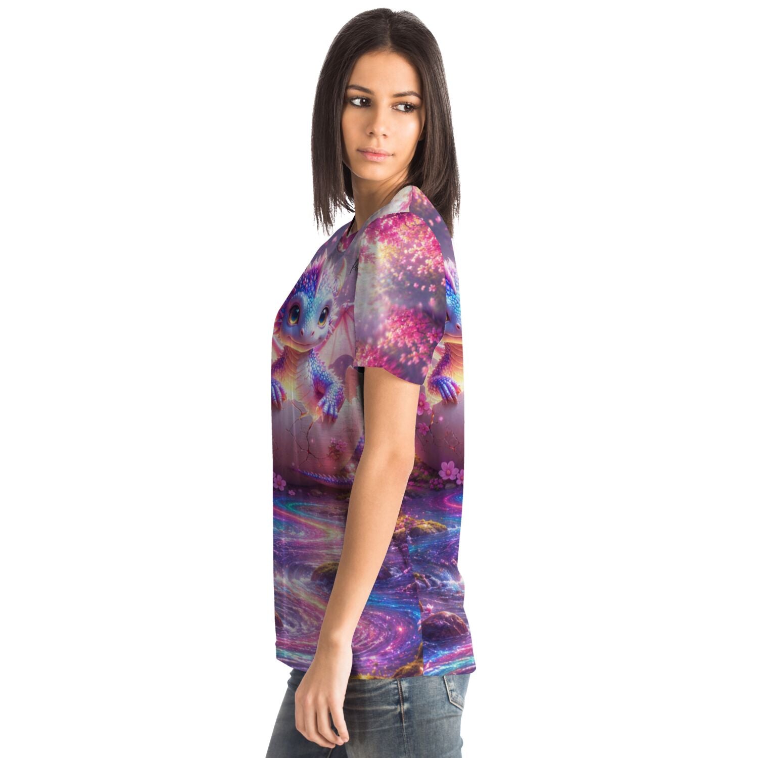 Frau trägt ein T-Shirt mit farbenfrohem Drachen-Motiv, das stilistisch an Diamond Painting und Malen nach Zahlen erinnert.