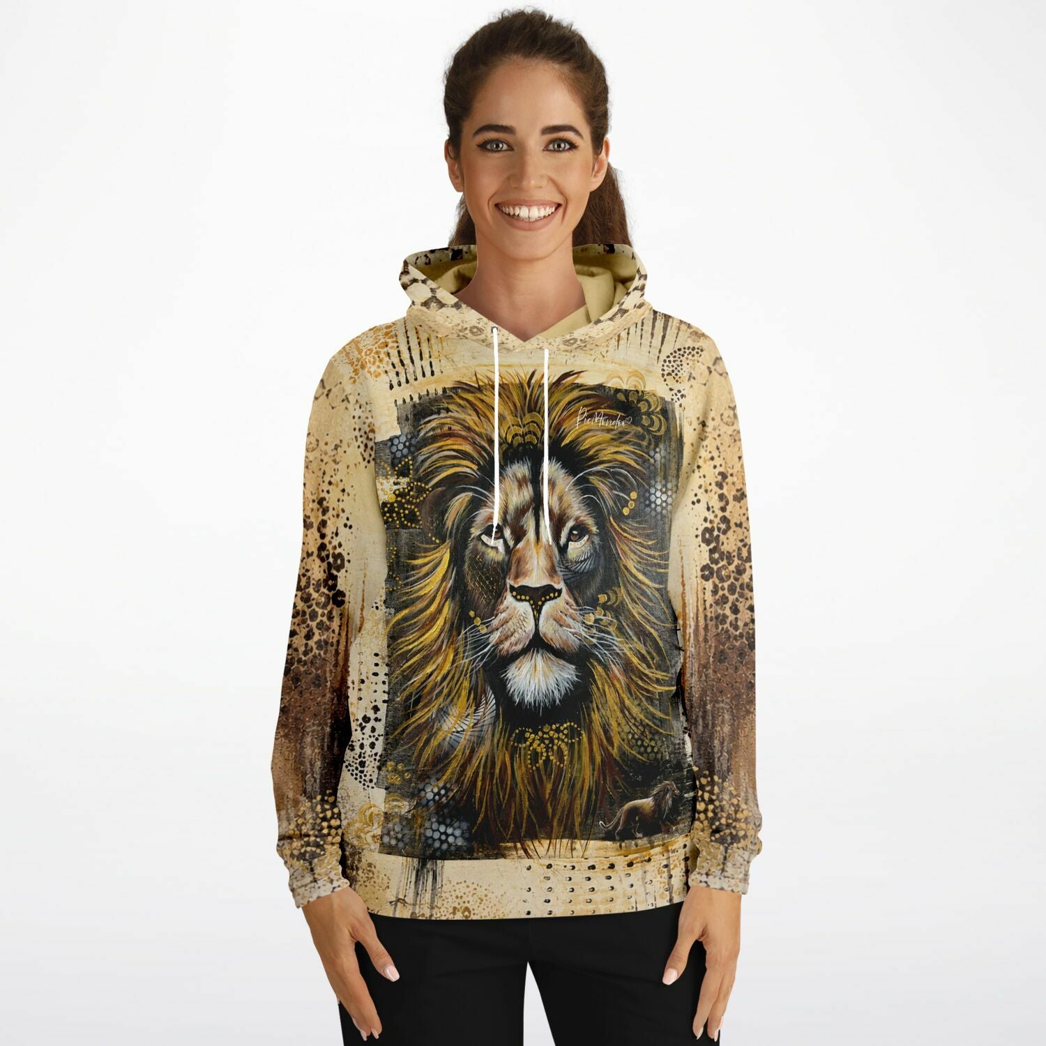 Frau trägt Dreamer Hoodie mit Löwenmotiv, inspiriert von Diamond Painting Erbe des Feuers, mit goldenen Akzenten.