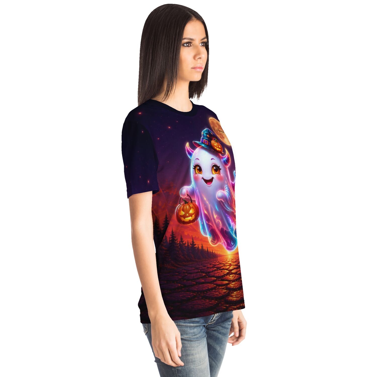 Frau trägt Dreamer T-Shirt mit niedlichem Halloween-Geist Motiv im Stil von Diamond Painting und Malen nach Zahlen Kunst