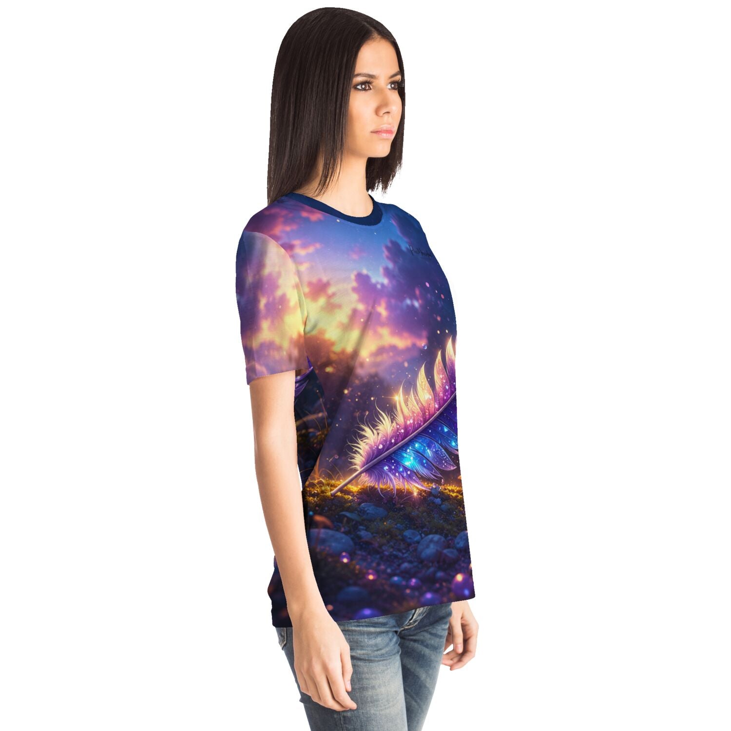 Frau trägt Dreamer T-Shirt mit leuchtendem Feder im Sternenlicht Motiv, ideal für Fans von Malen nach Zahlen und Kunst.