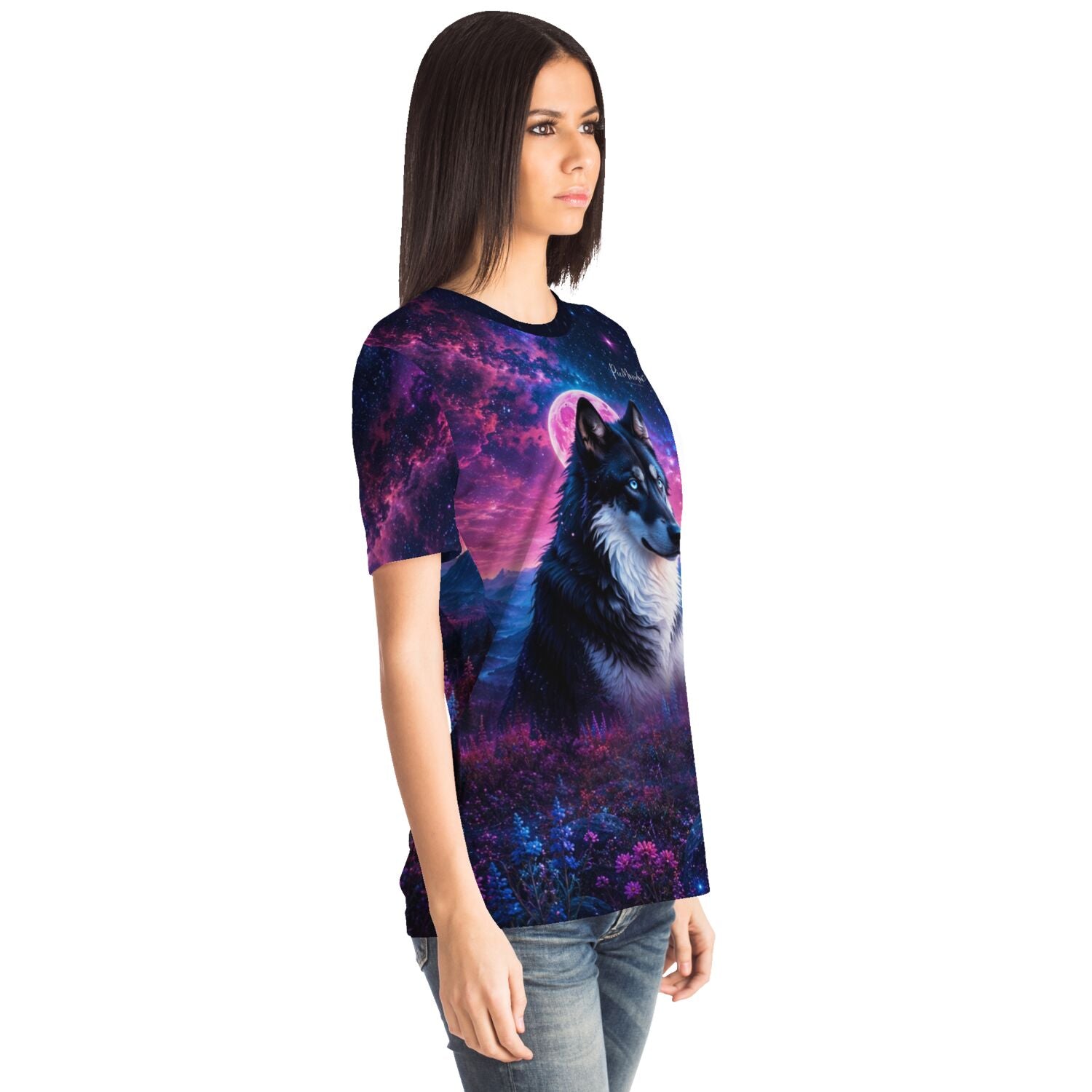 Frau trägt Dreamer T-Shirt mit Wolf-Motiv, inspiriert von Diamond Painting Naturlandschaften bei Erdbeermond-Nacht.