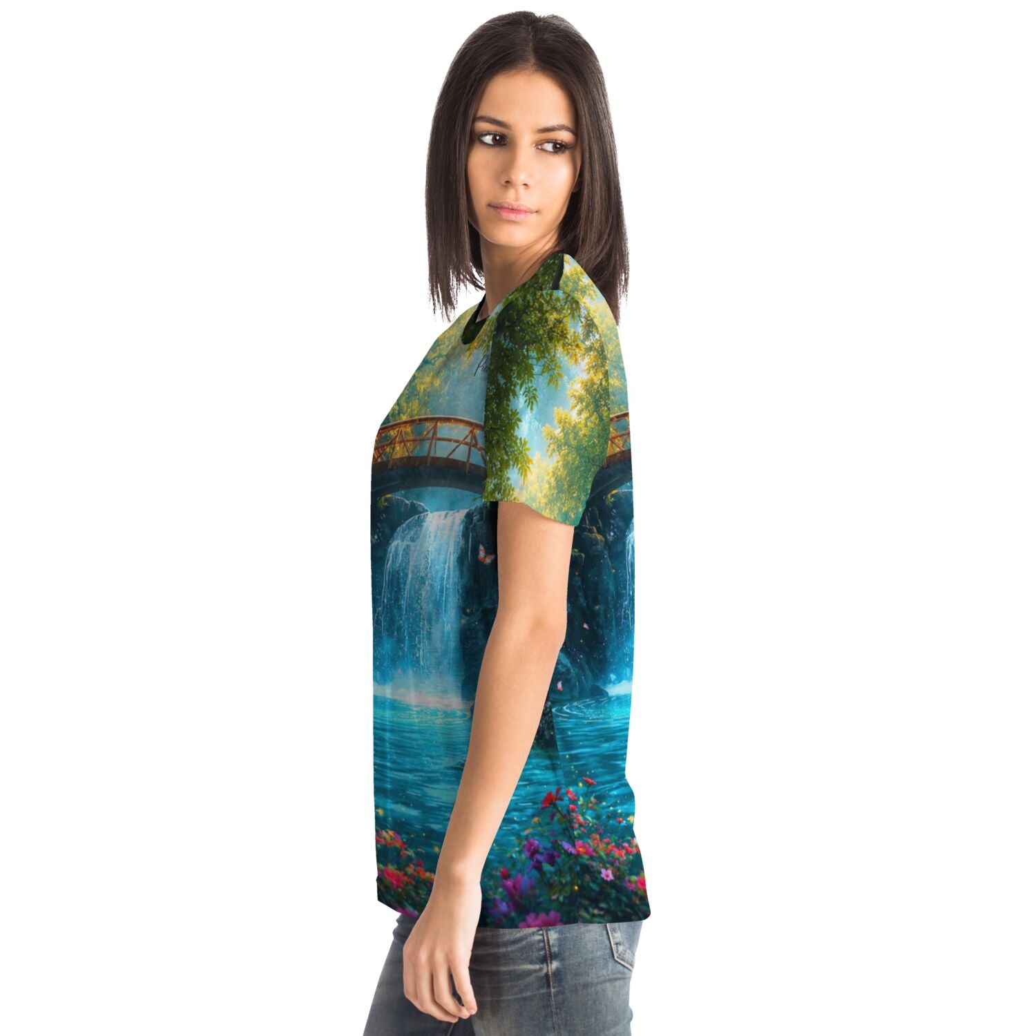 Frau trägt Dreamer T-Shirt mit Brücken- und Wasserfall-Motiv im Stil unserer Diamond Painting und Malen nach Zahlen Sets