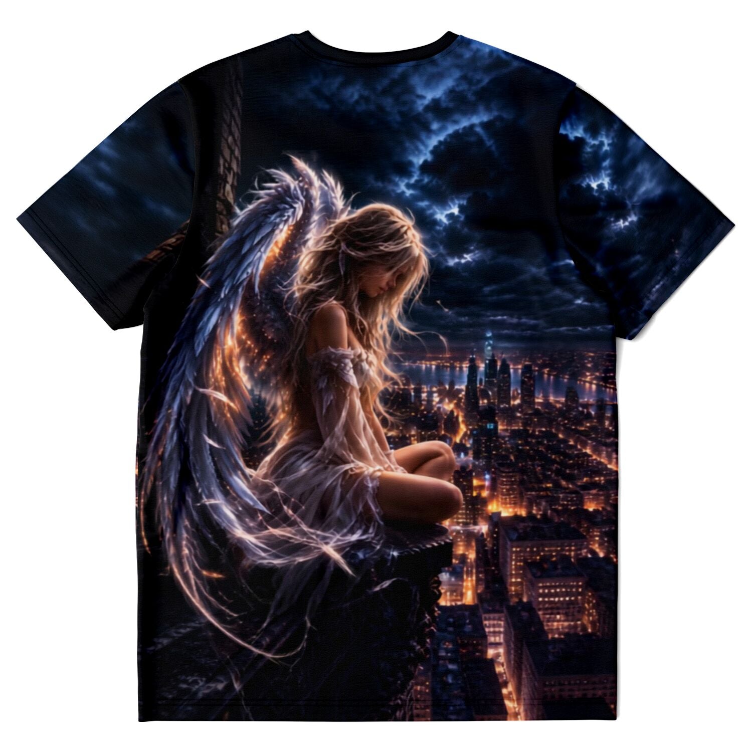 T-Shirt mit Engel Motiv: Frau mit Flügeln sitzt in einer beleuchteten nächtlichen Stadtkulisse - Design Wenn die Welt schläft