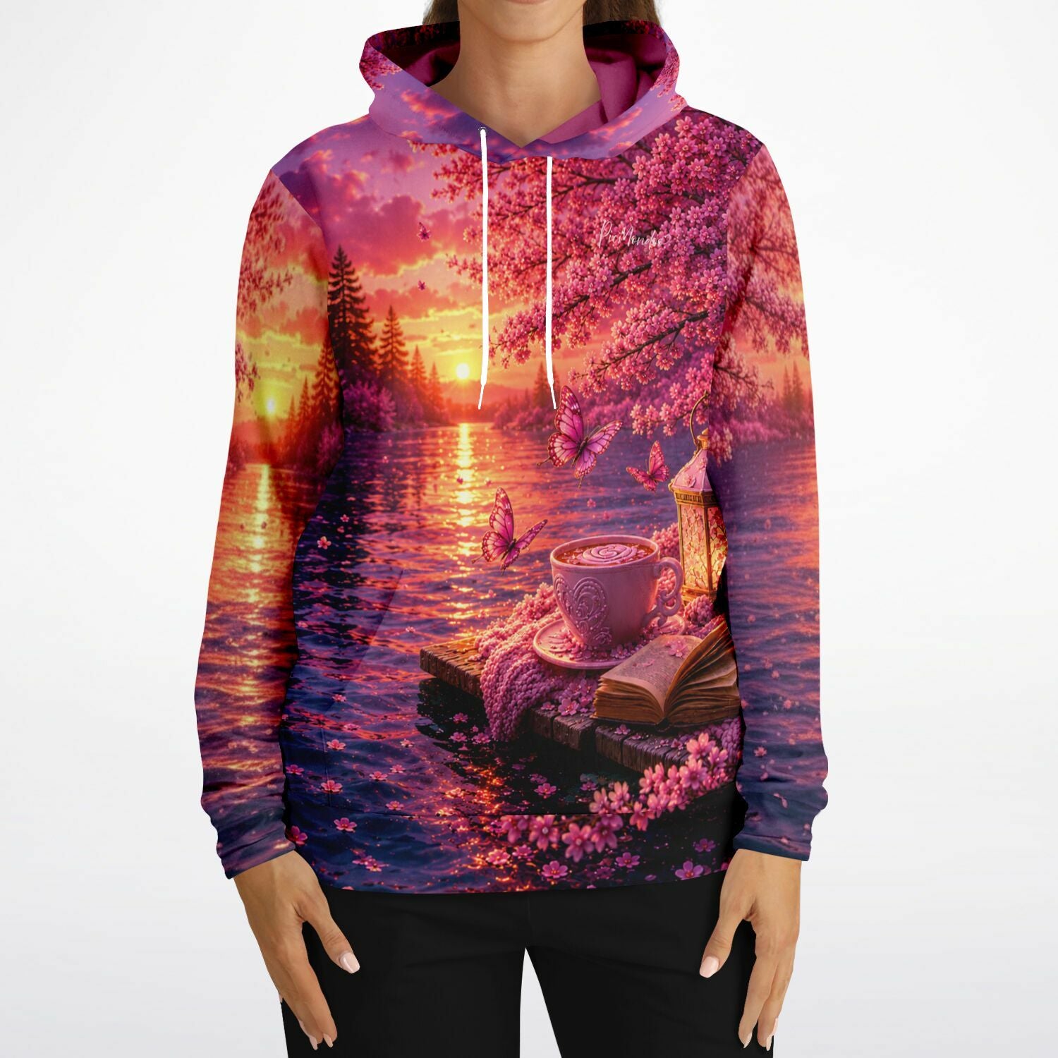 Dreamer Hoodie mit stimmungsvollem Motiv: Ein Buch und Kaffee am See bei Sonnenuntergang, inspiriert von unseren Motiven.