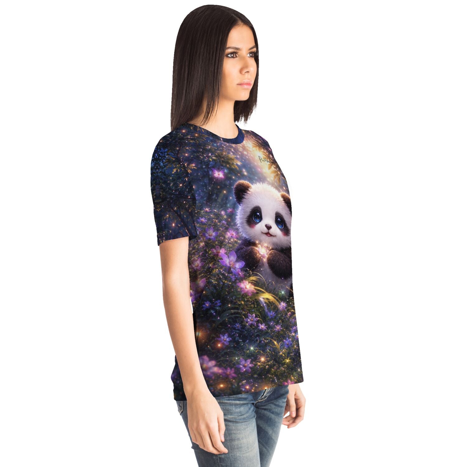 Frau trägt T-Shirt mit Diamond Painting Motiv: süßer Panda in magischer Blumenwiese mit glitzernden Lichteffekten