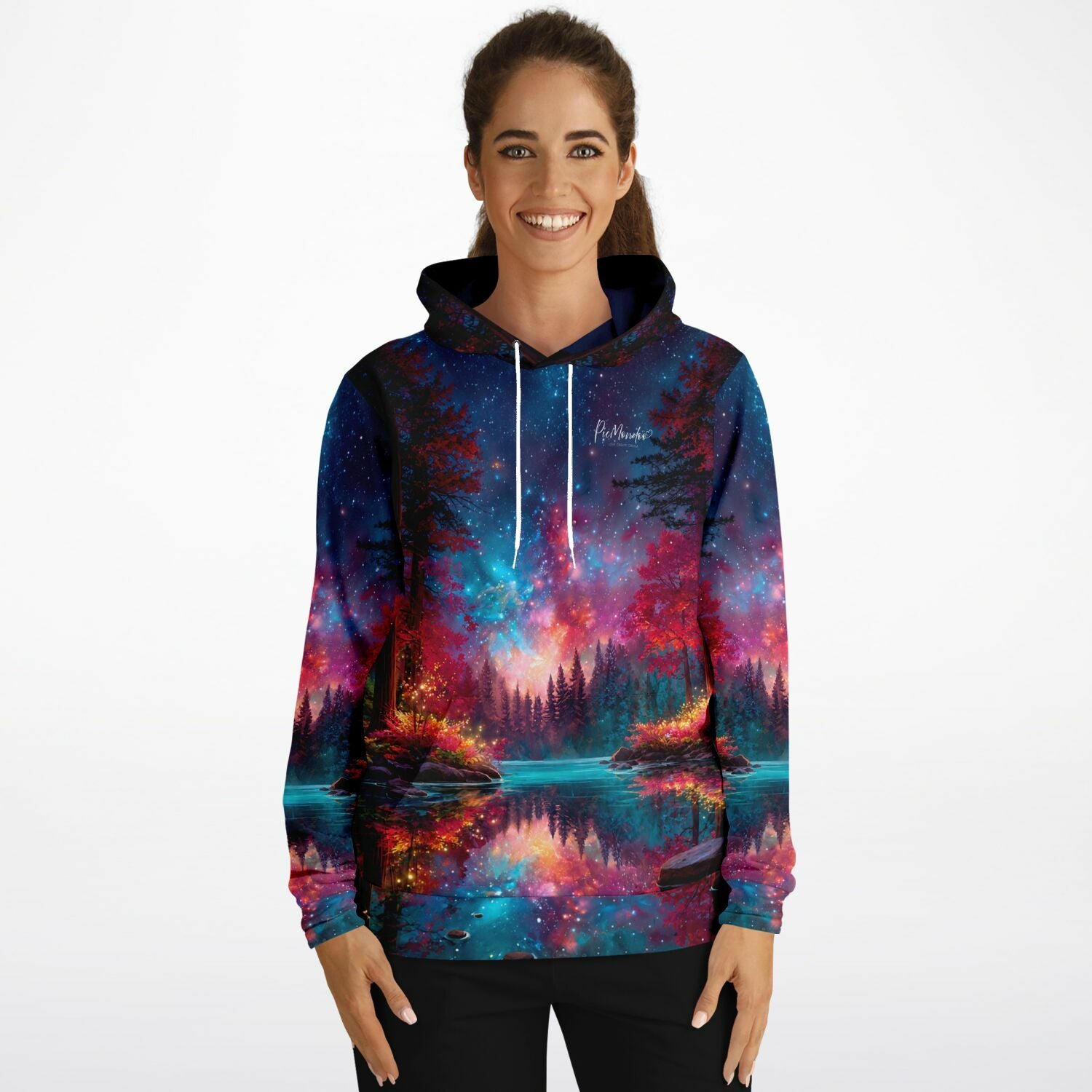 Frau trägt Dreamer Hoodie mit farbenfrohem Motiv, inspiriert von Diamond Painting Kunst und magischer Wald-Natur bei Nacht.