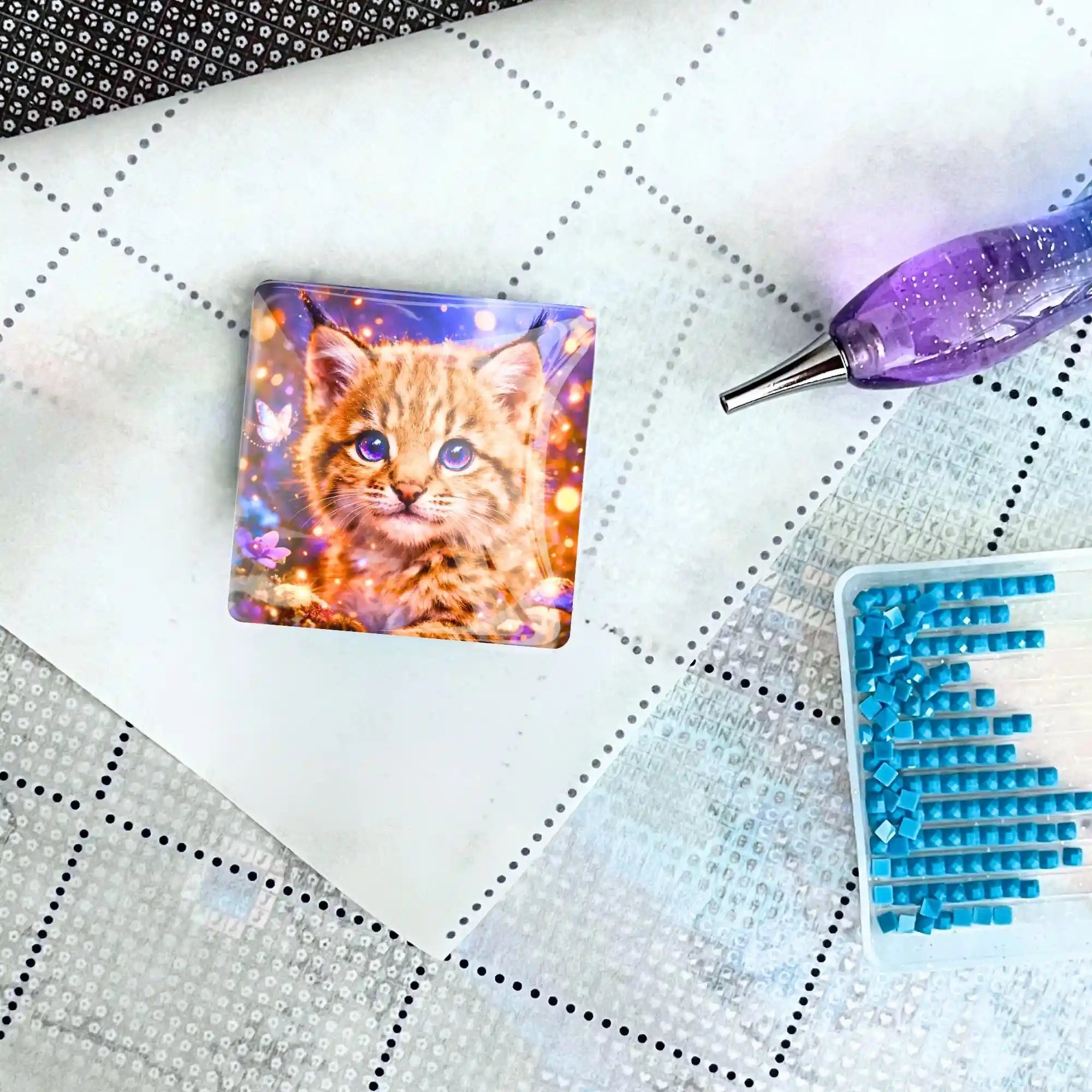 Magischer Cover Minder mit Katzenmotiv auf Diamond Painting Leinwand mit Glitzersteinen und Applikator