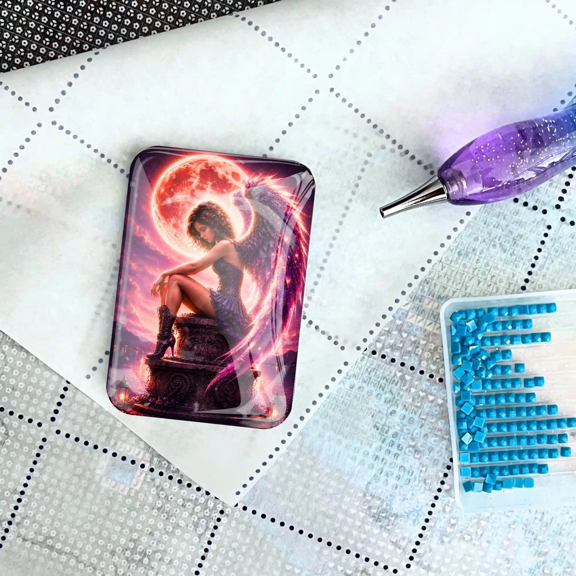 Magischer Aurelia Nachtflügel Magnet Coverminder für Diamond Painting auf einer Leinwand mit Stift und Steinen