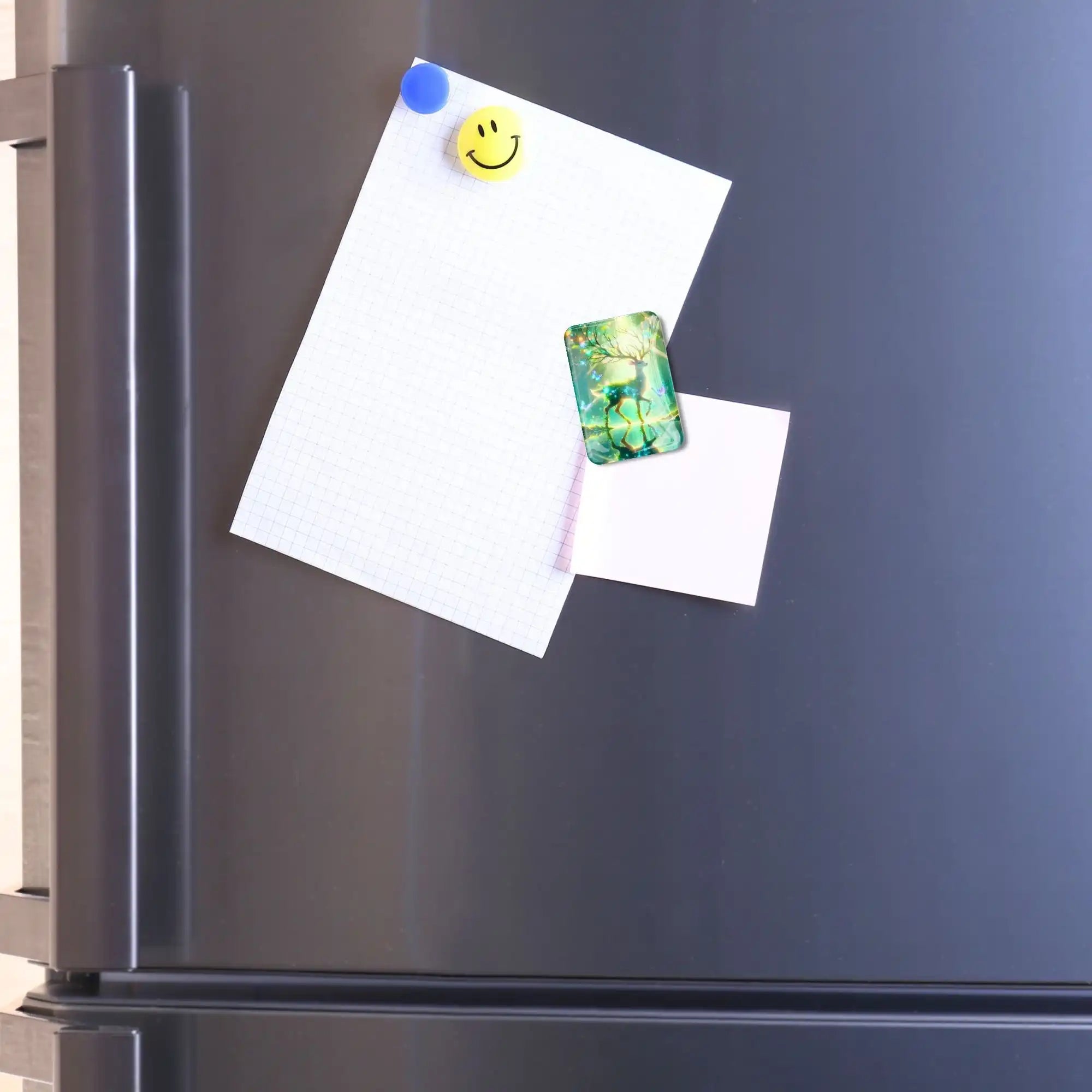 Magischer Cover Minder mit Hirsch-Motiv als praktisches Zubehör für Diamond Painting auf einem Kühlschrank gehalten.