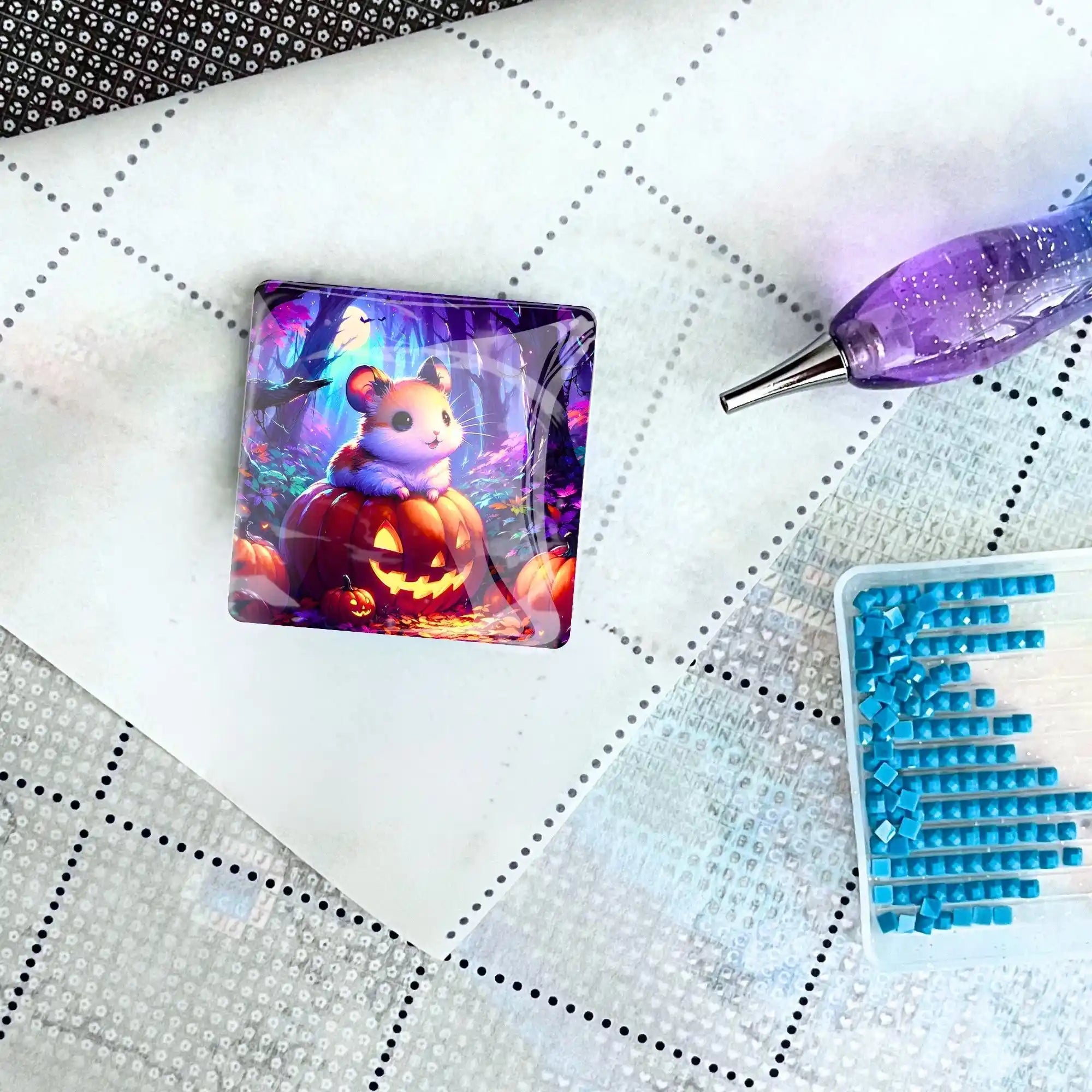 Pumpkin Whispers Cover Minder aus Glas für Diamond Painting mit süßem Hamster-Motiv auf einer Leinwand