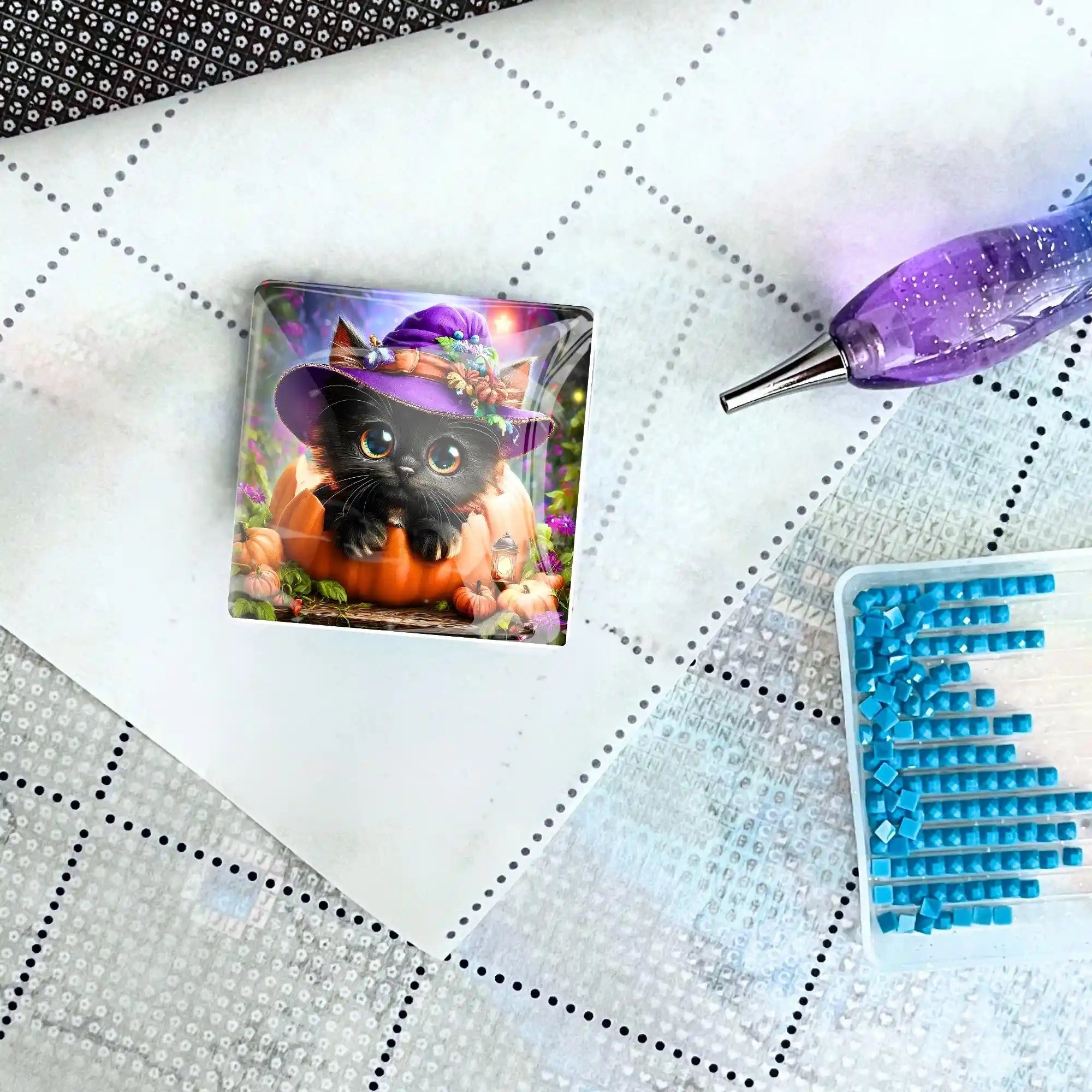 Diamond Painting Cover Minder mit süßem Katzen-Motiv in Kürbis auf einer Leinwand mit Diamond Painting Stift und Steinen