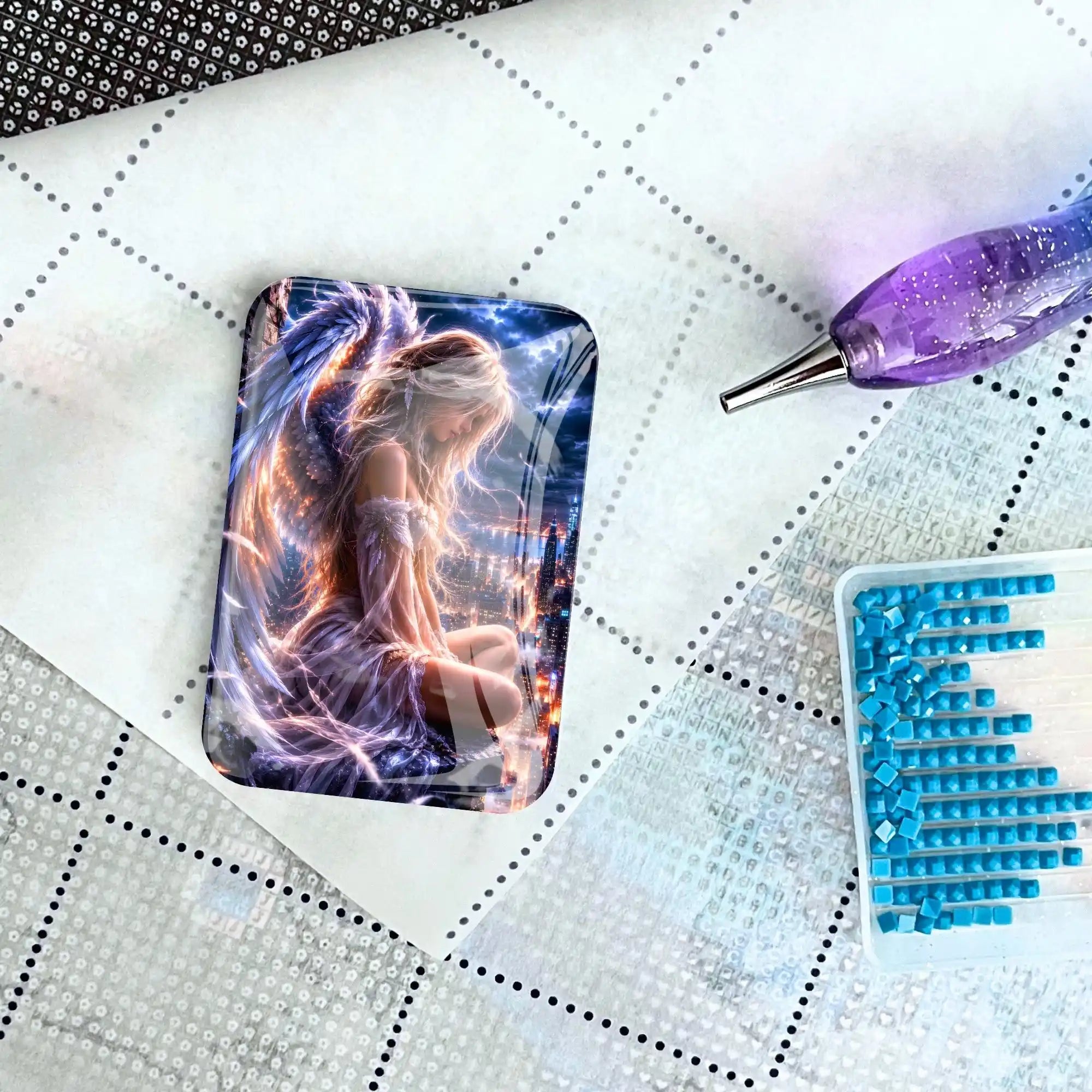 Magischer Cover Minder mit Engel-Motiv auf einer Diamond Painting Leinwand mit Stift und blauen Glitzersteinen