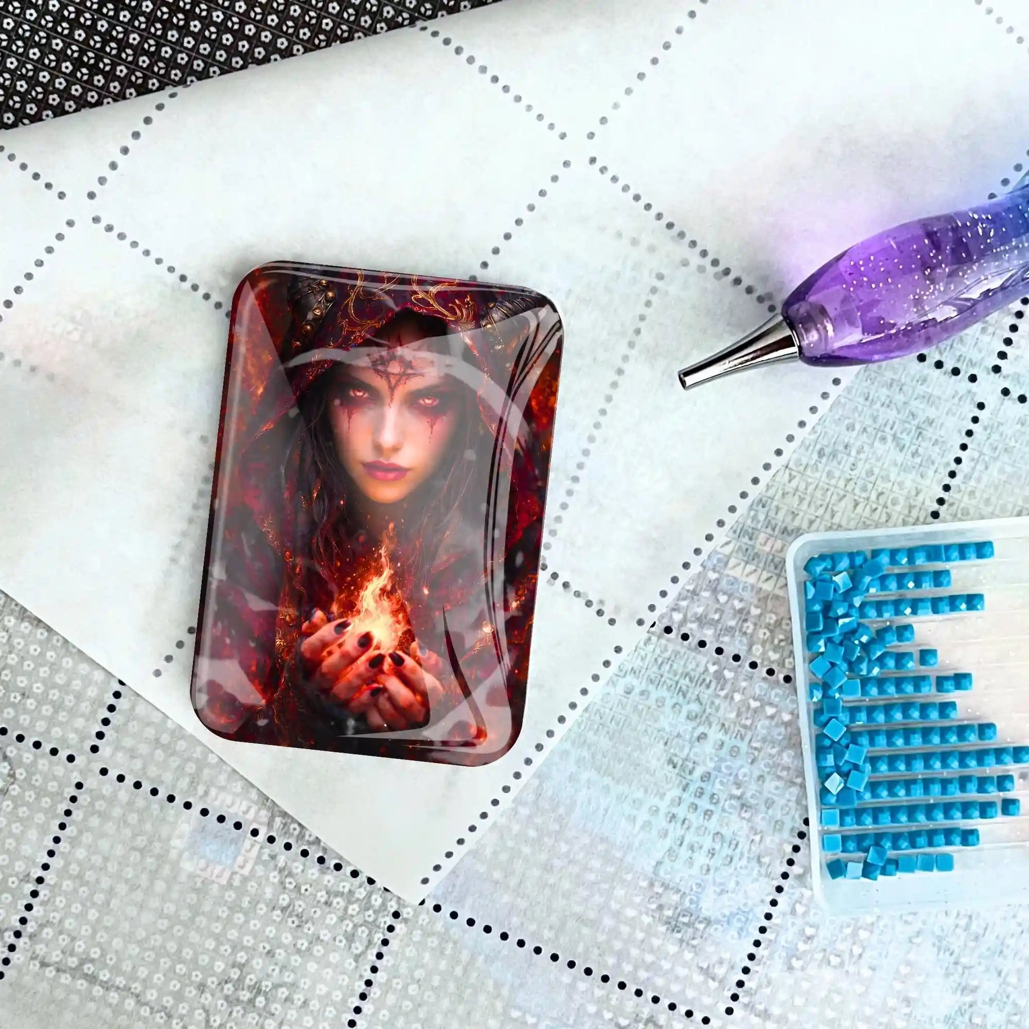 Glas Cover Minder Lilith für Diamond Painting auf einer Leinwand mit Stift und blauen Diamanten Steinen