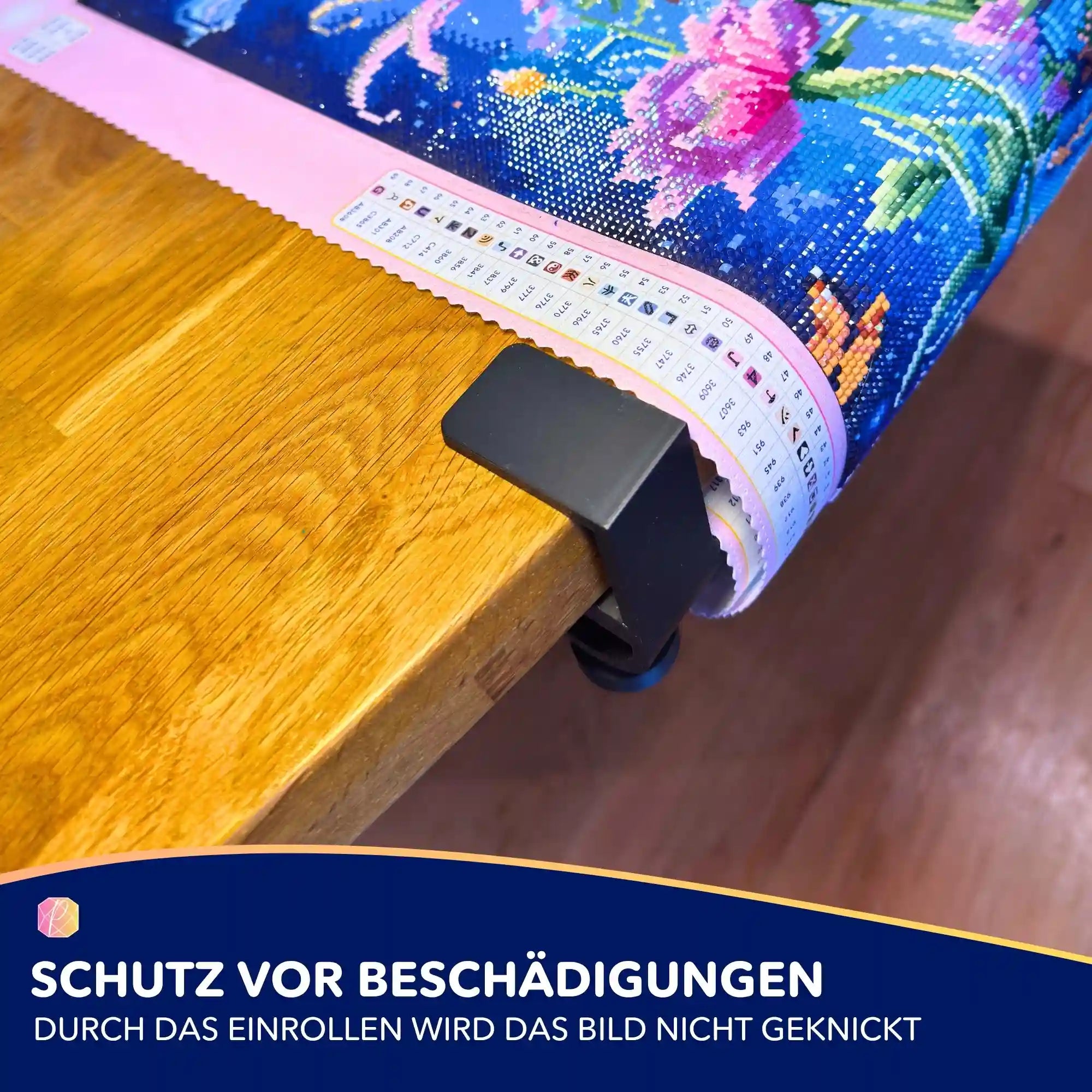 Schwarze Tischklemme fixiert eine aufgerollte 5D Diamond Painting Leinwand am Arbeitstisch für mehr Ordnung beim Basteln