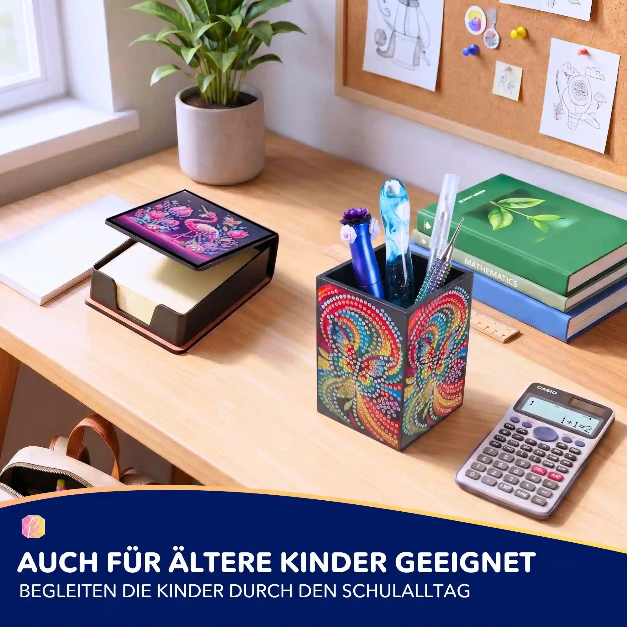 Mit bunten Steinchen verziertes Diamond Painting Stiftebox-Set für Mädchen auf einem Schreibtisch mit Schulsachen.