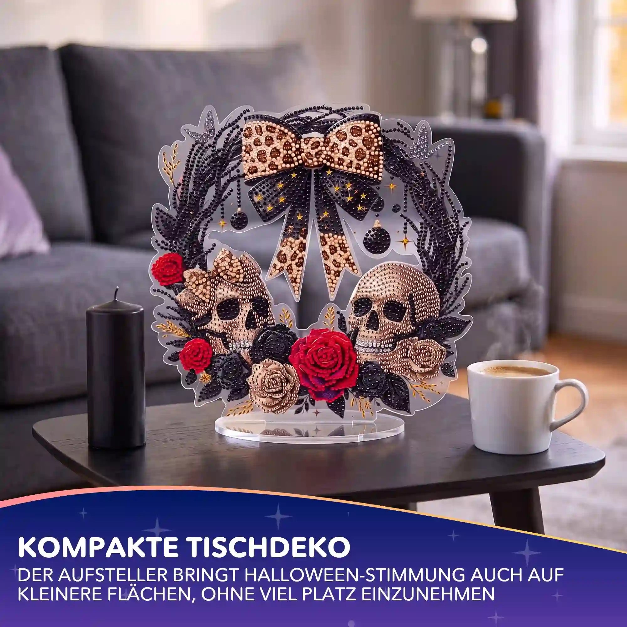 Diamond Painting Aufsteller als Halloween-Totenkopfkranz mit Leo-Print-Schleife und roten Rosen als glitzernde Tischdeko.