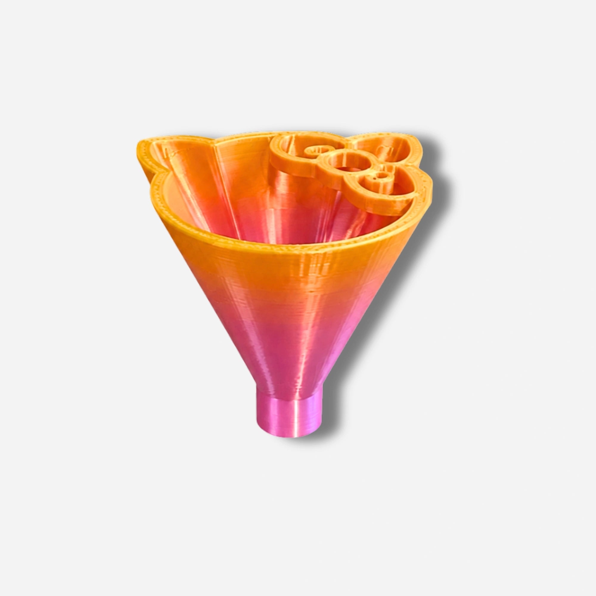 Orange-pinkfarbener Katzentrichter als praktisches Diamond Painting Zubehör zum Umfüllen der glitzernden Steinchen.