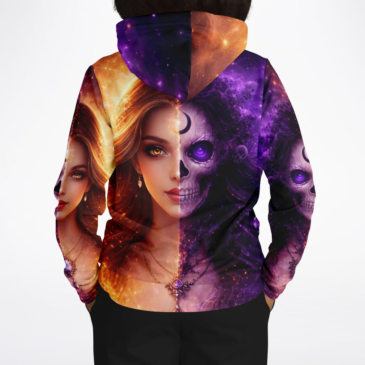 Dreamer Hoodie mit mystischem Dual-Motiv: Eine Frau und ein Totenkopf in galaktischem Design als Fashion-Statement.