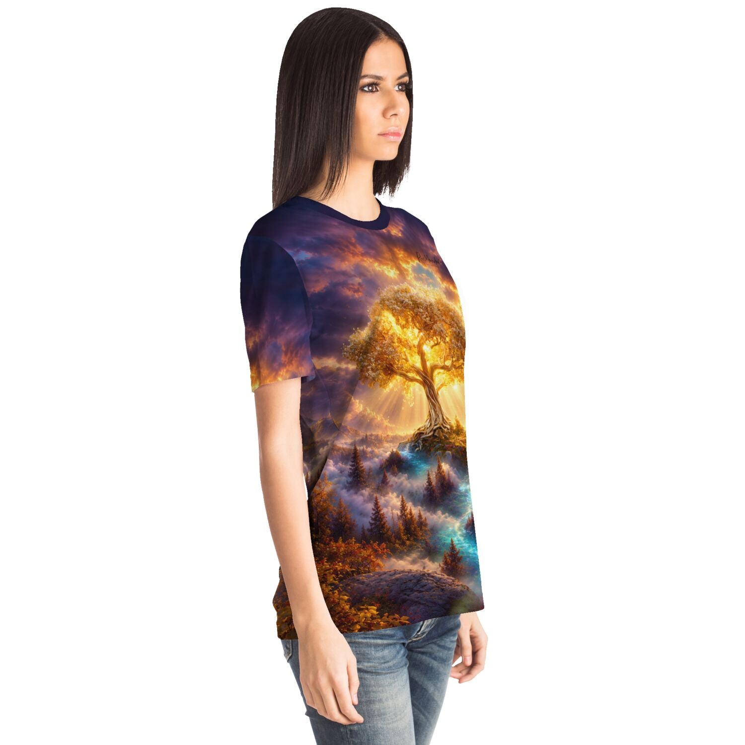 Frau trägt Dreamer T-Shirt mit goldenem Weltenbaum Motiv, inspiriert von Diamond Painting und Malen nach Zahlen Designs