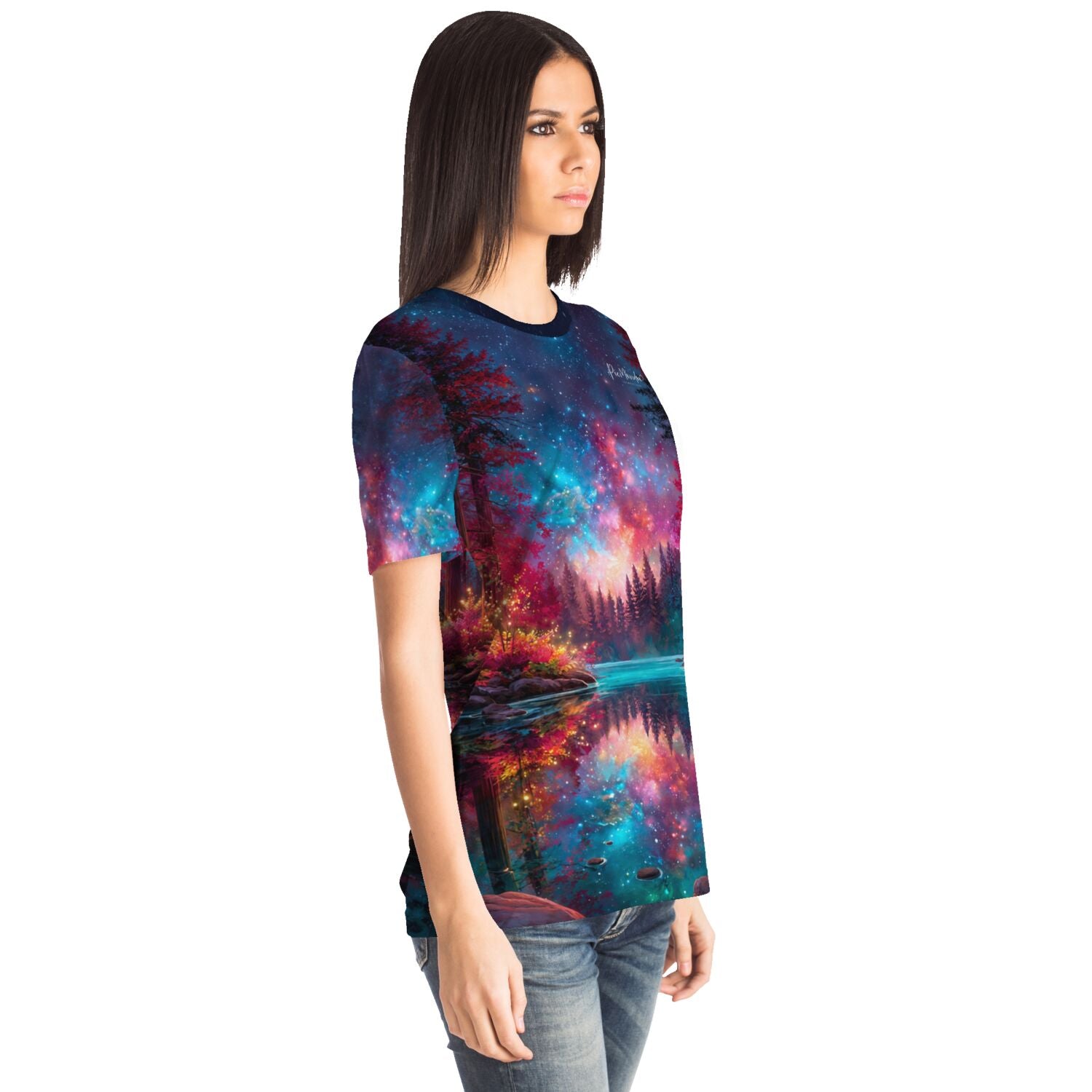 Frau trägt Dreamer T-Shirt mit bunter Galaxy-Landschaft, inspiriert von Diamond Painting und Malen nach Zahlen Motiven.