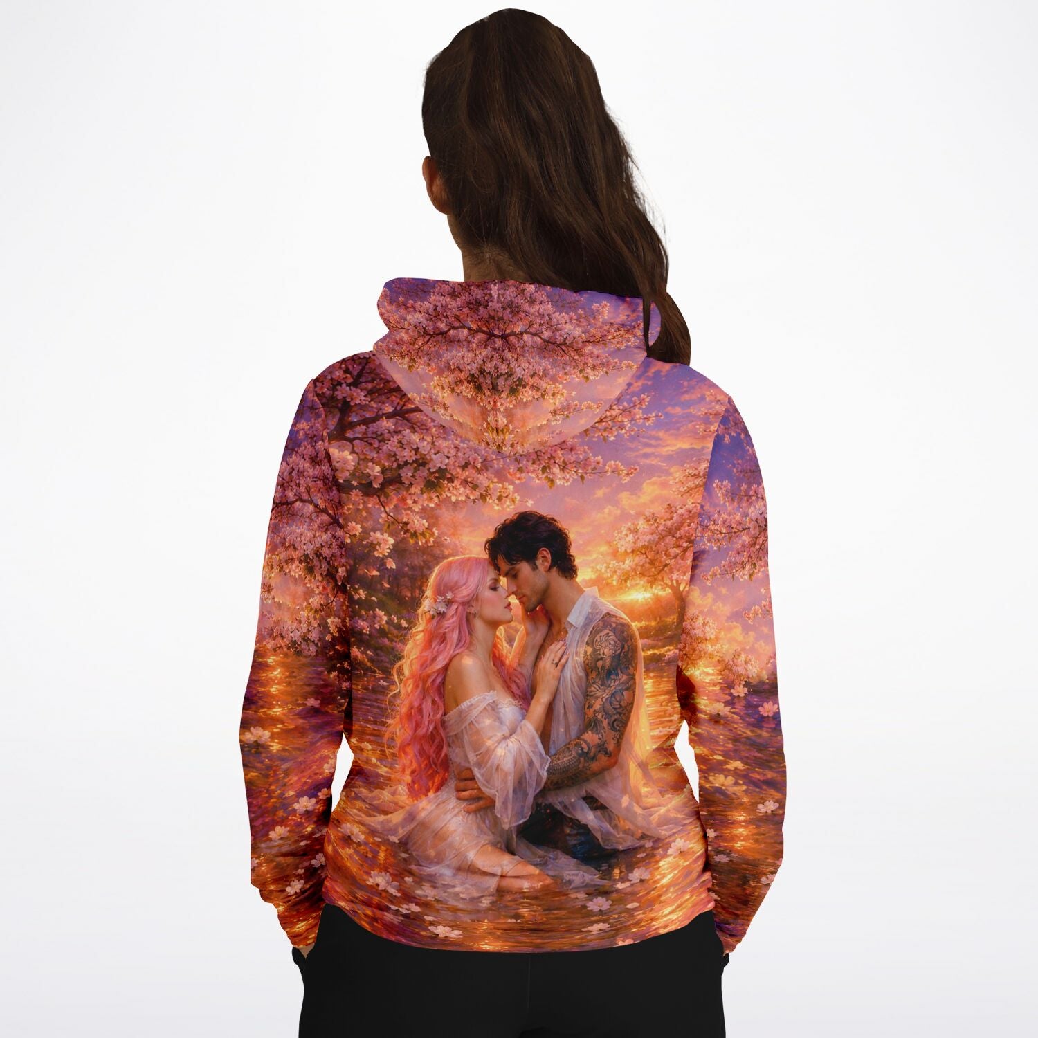 Dreamer Hoodie mit romantischem Motiv eines Paares unter blühenden Kirschblüten, inspiriert durch Diamond Painting Kunst.