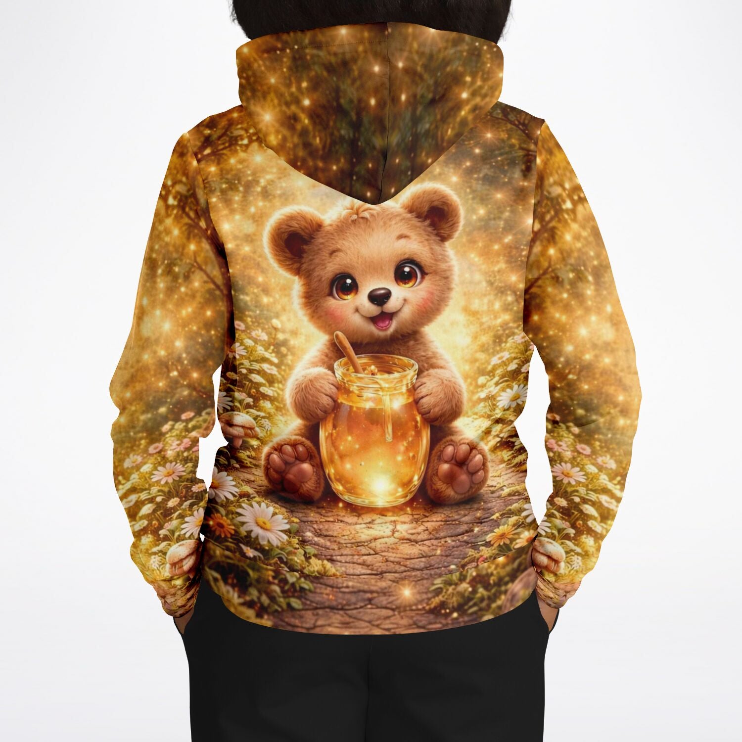 Dreamer Hoodie mit niedlichem Teddybär-Motiv und Honigtopf im magischen Wald, AOP-Design in warmen Goldtönen