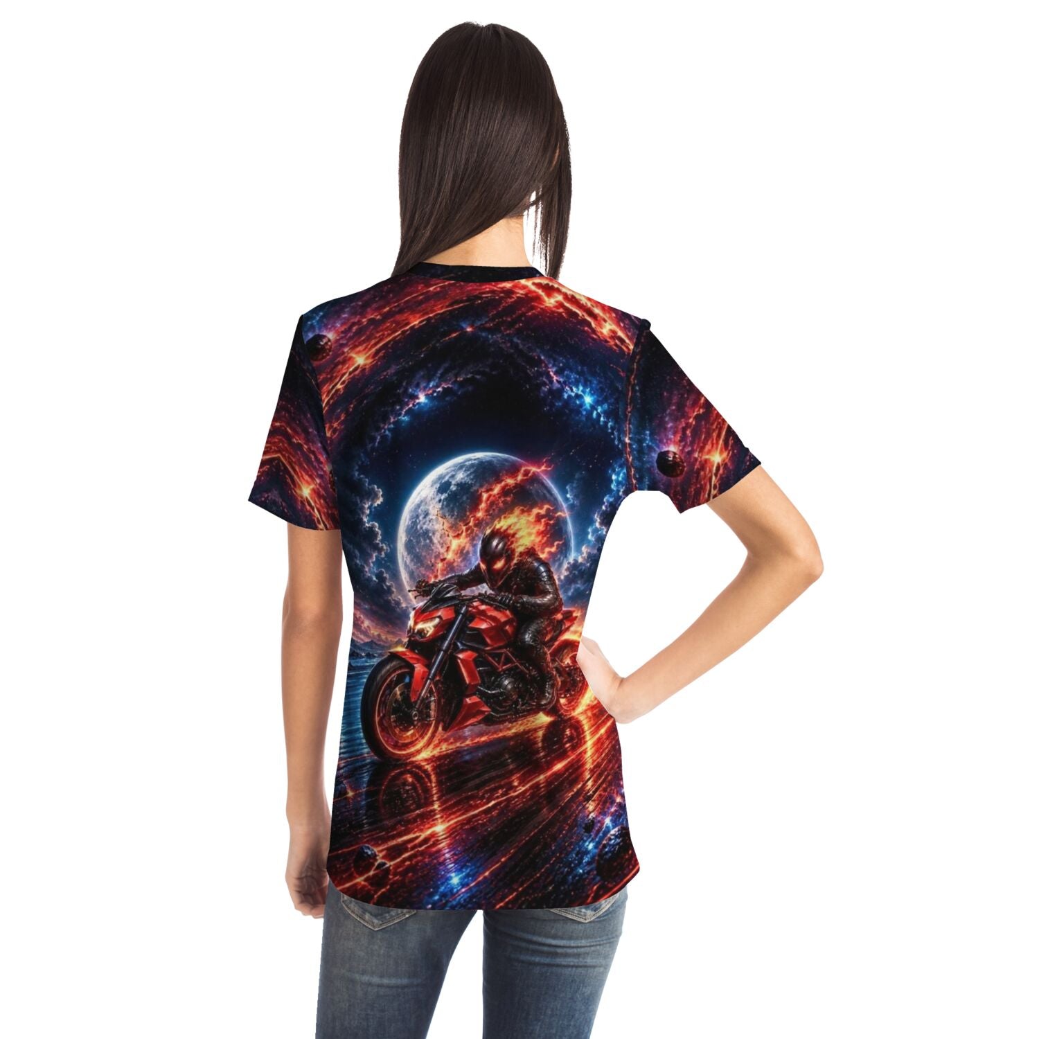 Frau trägt ein T-Shirt mit feurigem Motorrad-Motiv vor Weltraum-Hintergrund, ideal als Vorlage für Diamond Painting