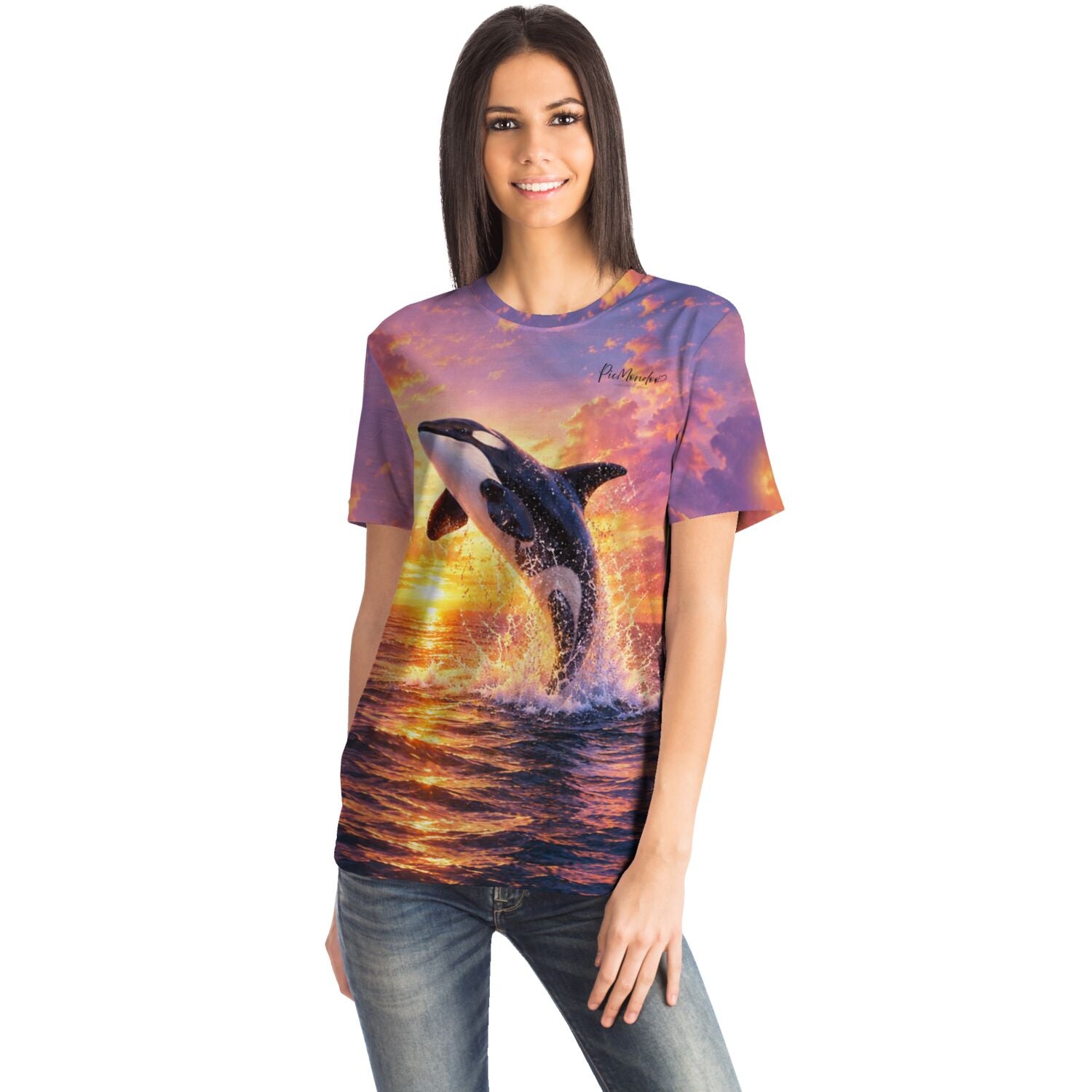 Frau trägt Dreamer T-Shirt mit springendem Orca Motiv im Sonnenuntergang – ideal für Diamond Painting und Bastelfans