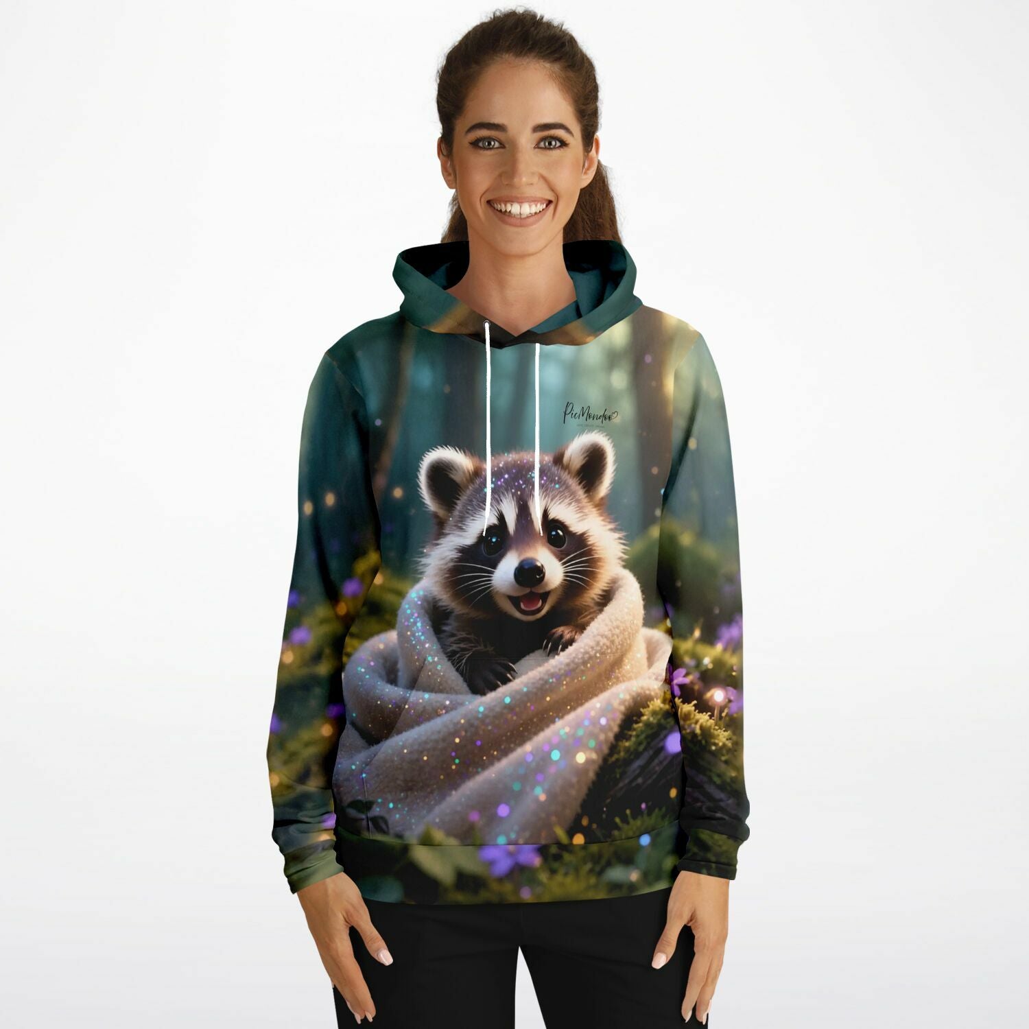 Frau trägt Hoodie mit süßem Waschbär-Motiv, das den glitzernden Stil eines Diamond Painting Kunstwerks nachempfunden ist.