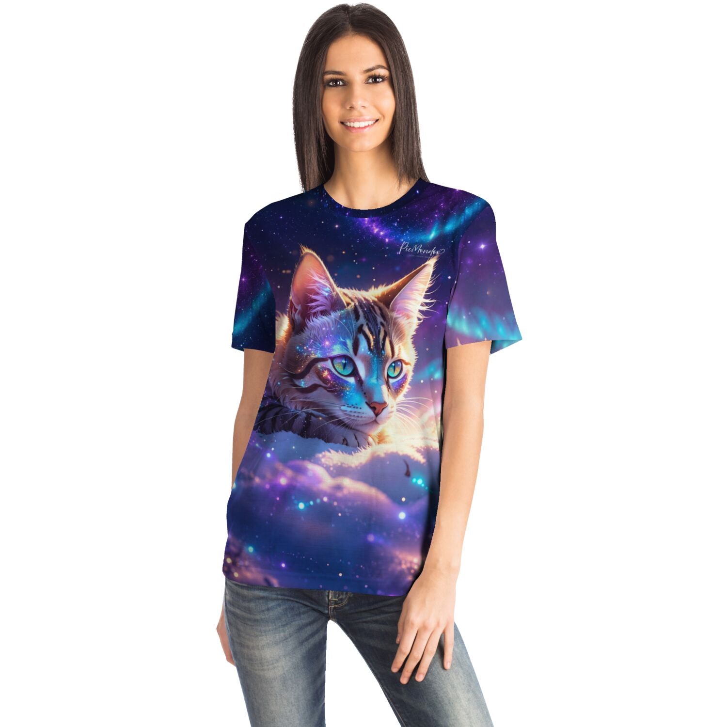 Frau trägt Dreamer T-Shirt mit Samtpfote im galaktischen Design, passend zu Diamond Painting und Malen nach Zahlen Motiven
